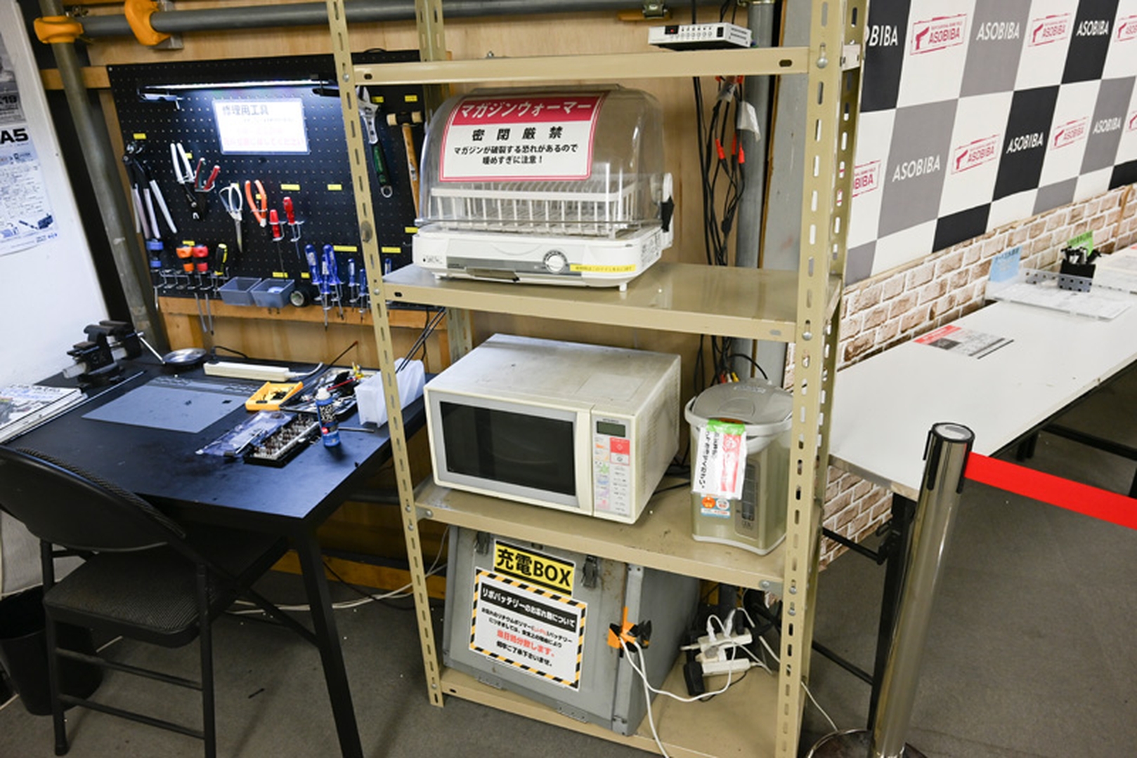 マガジンウォーマーや食事用の電子レンジもある