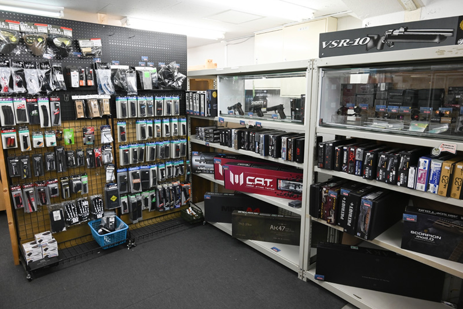 物販コーナー。銃本体やアタッチメント、ガスや弾など基本的なものは揃っている