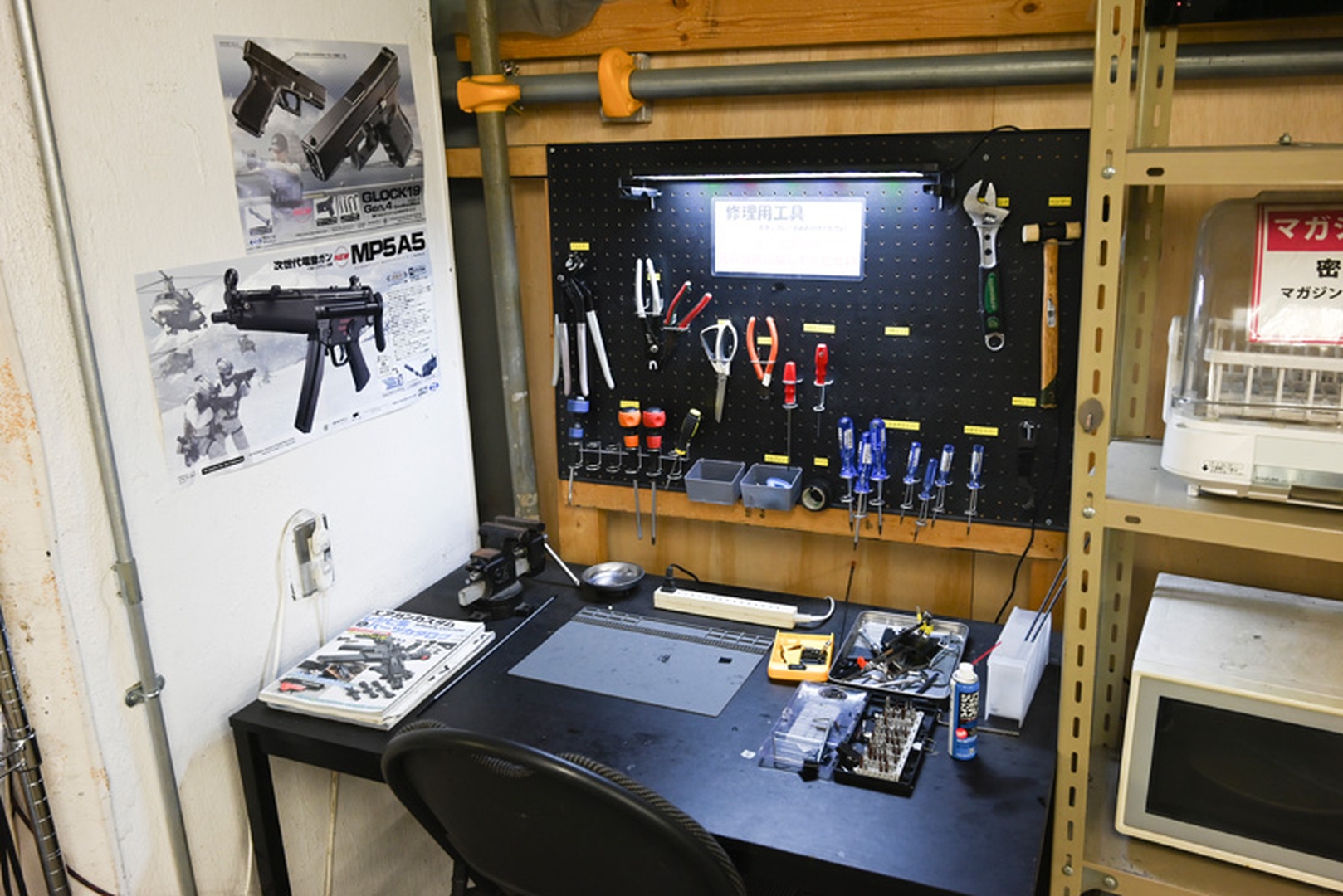 メンテナンス用の工具が揃った作業台