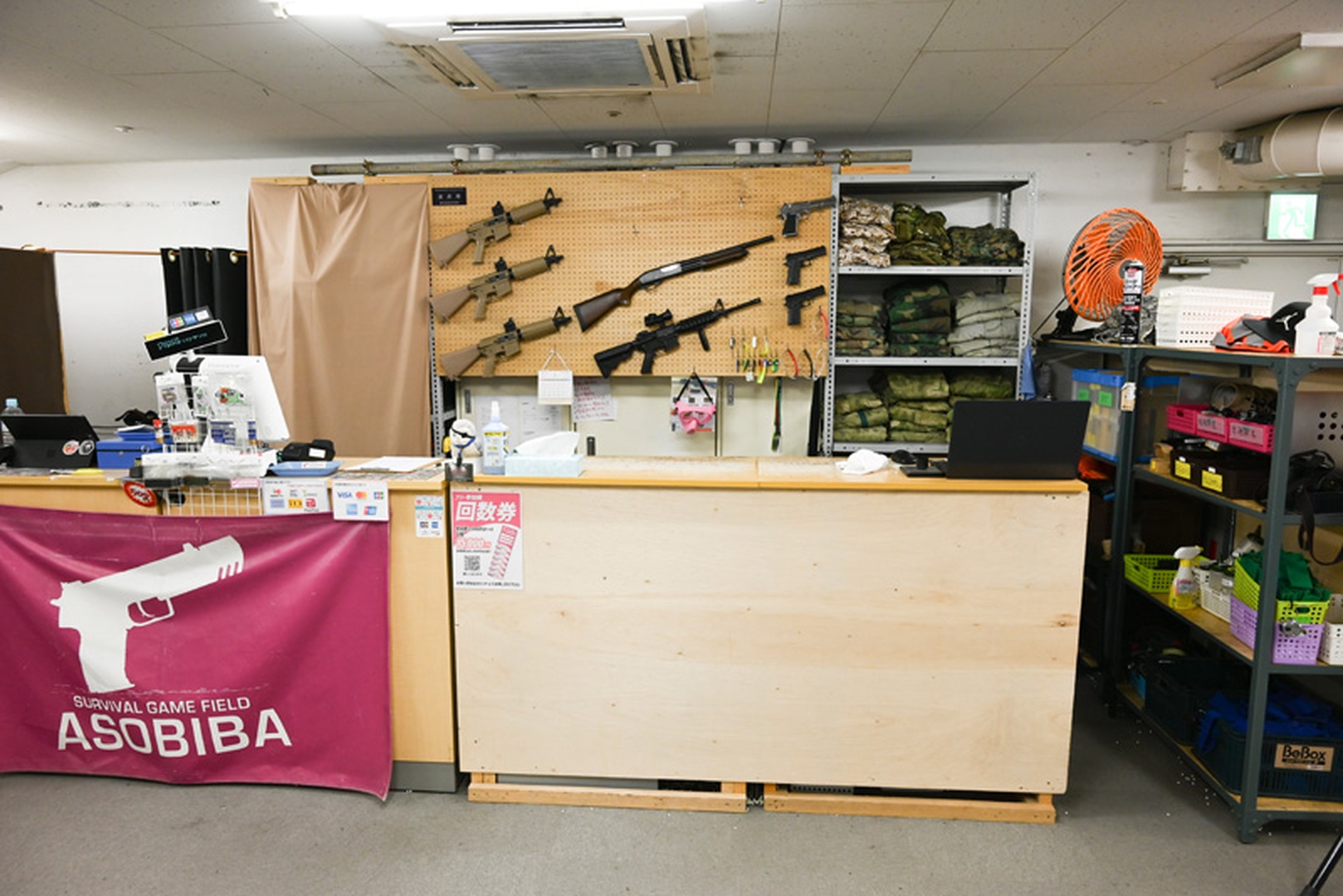 レンタル用のエアガンはカウンターの後ろに飾られている