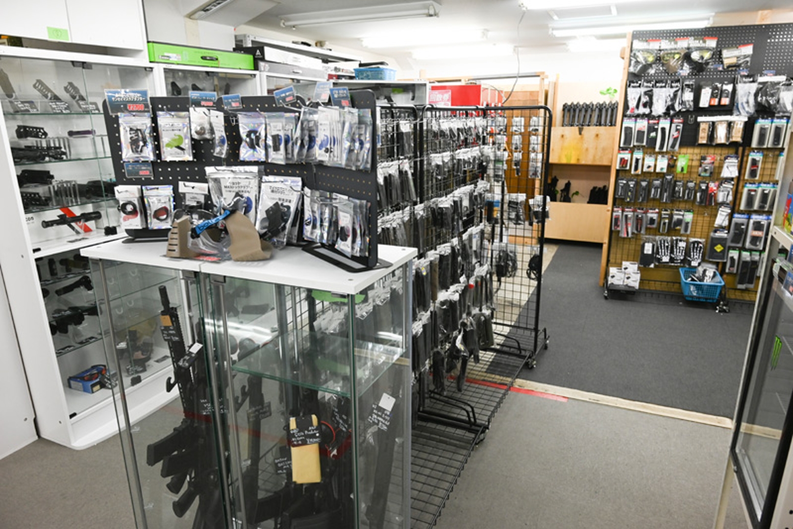 物販コーナー。銃本体やアタッチメント、ガスや弾など基本的なものは揃っている