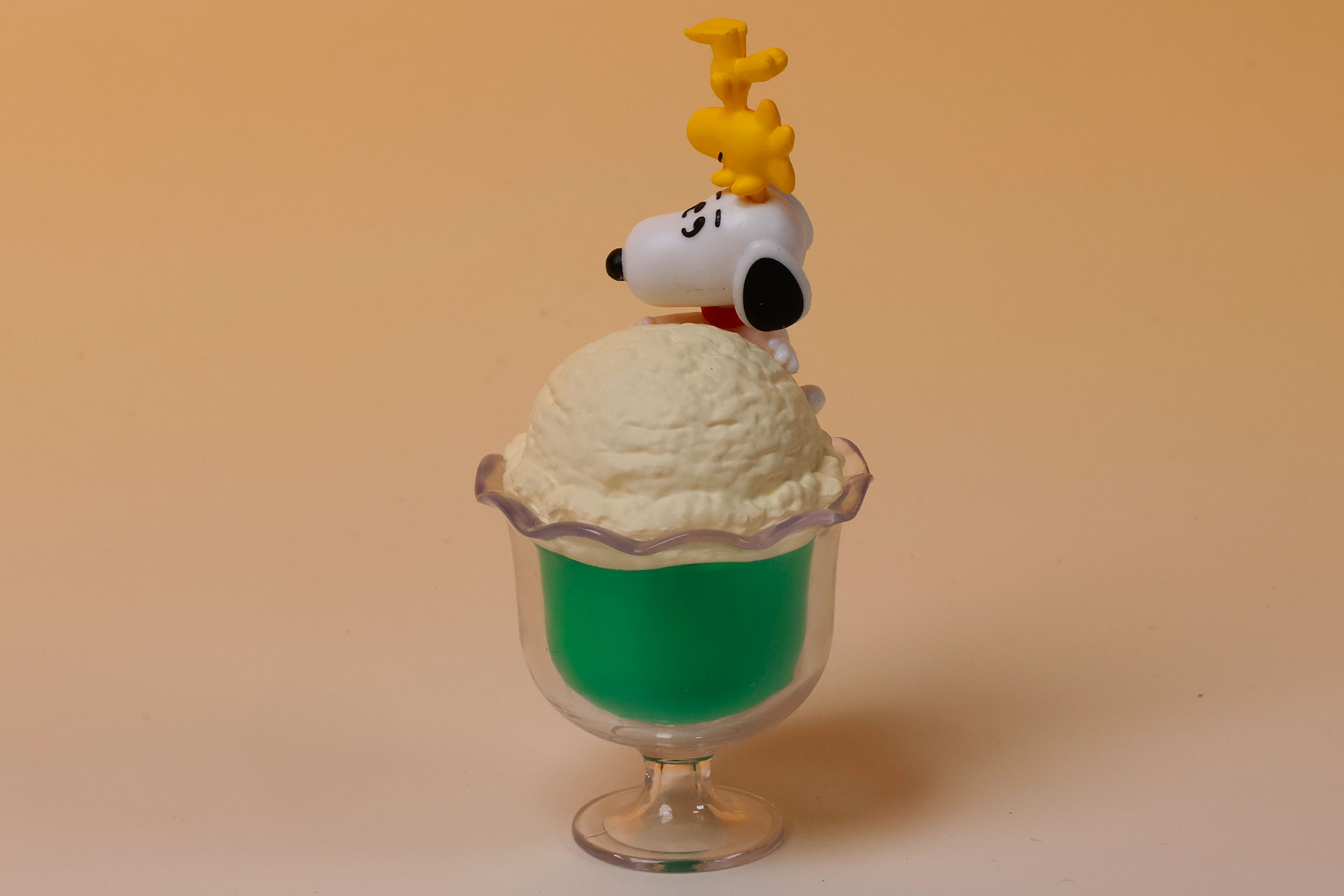 キャラクターとメロンソーダのスケール感の違いも面白い