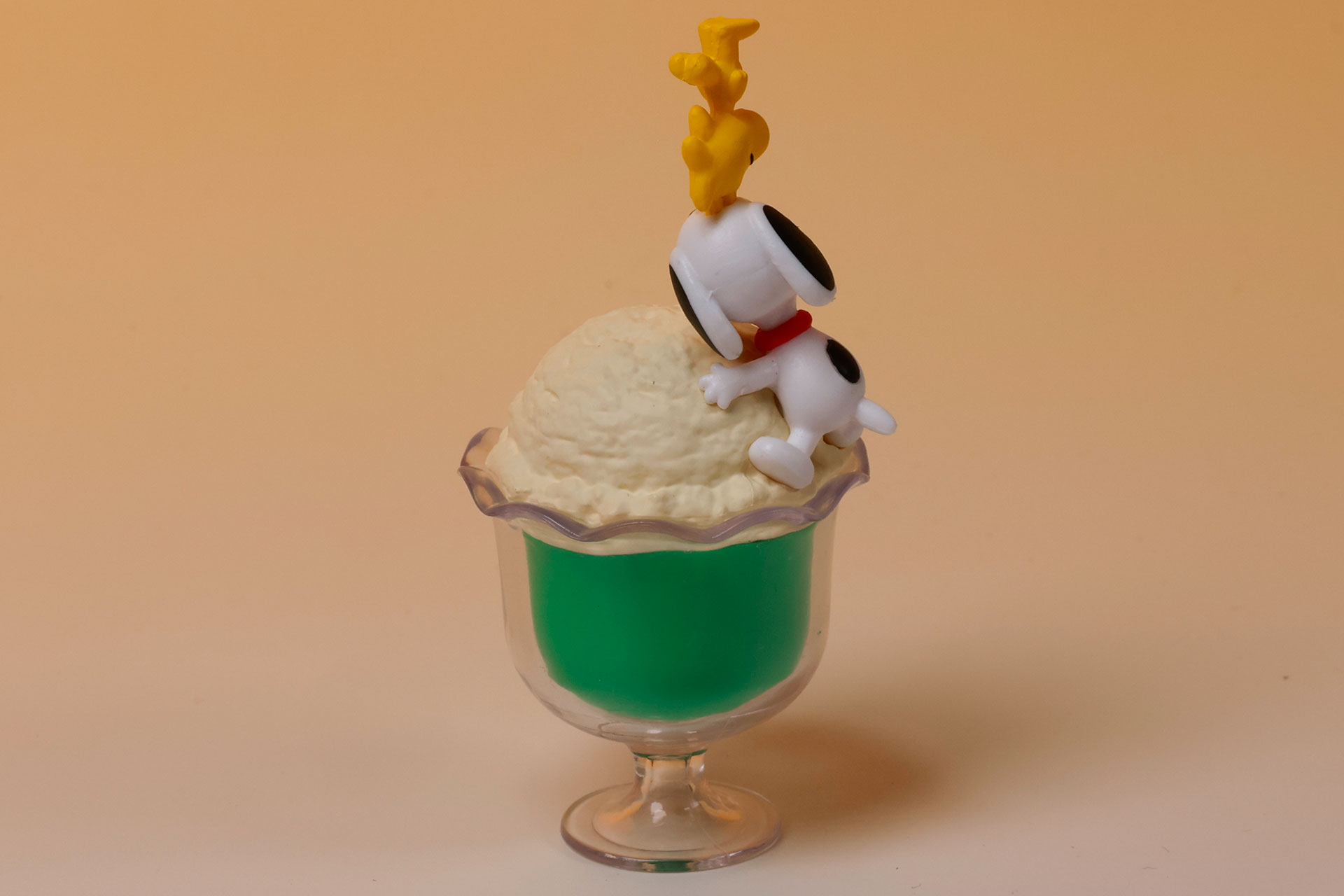 背面側から見ると、スヌーピーがアイスクリームにしがみついているのがわかる