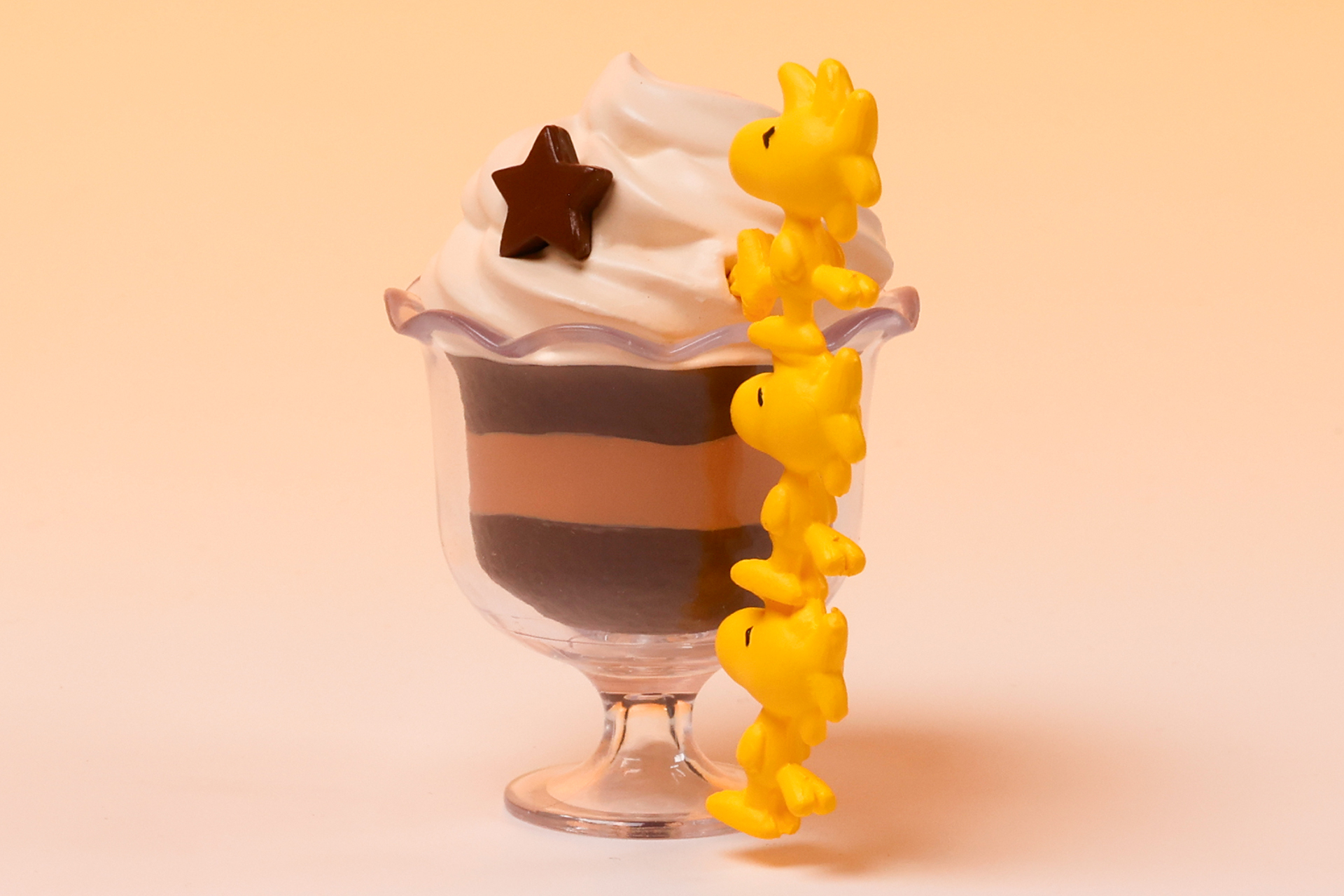 ウッドストックが力を合わせてチョコレートパフェを攻略しようとしている……のだろうか？