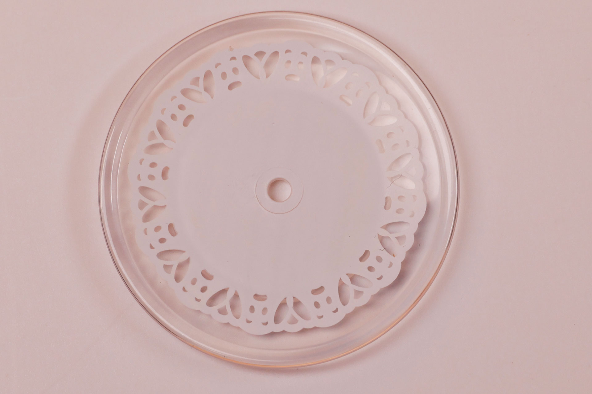 お皿自体も凝ったデザインになっている