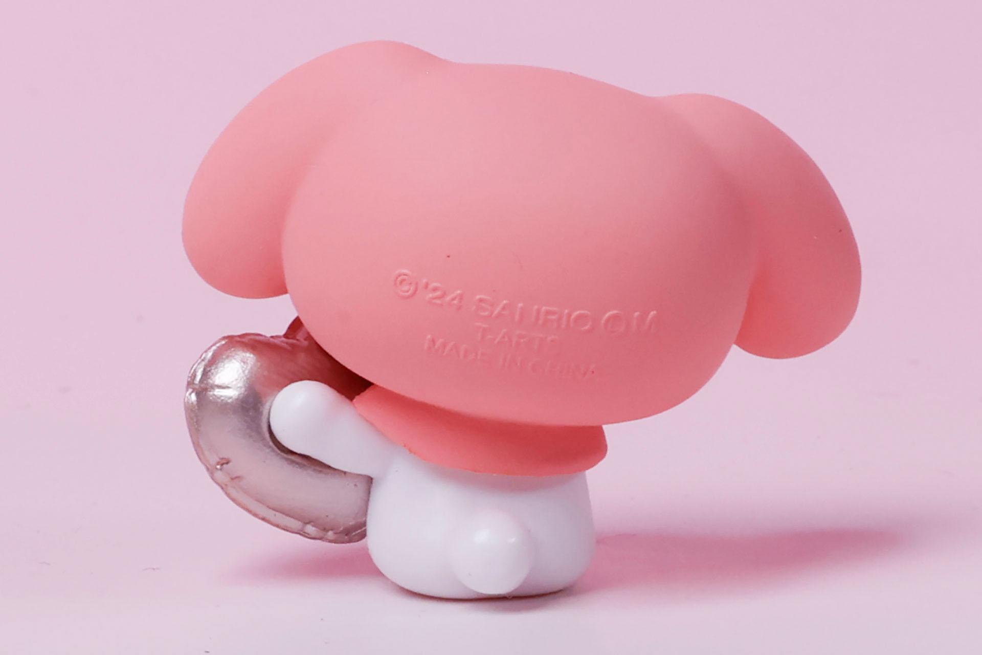 後頭部にはコピーライトが書かれている