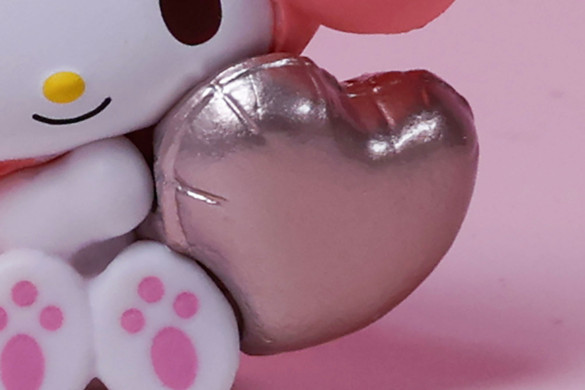 鈍く光る銀色のバルーン