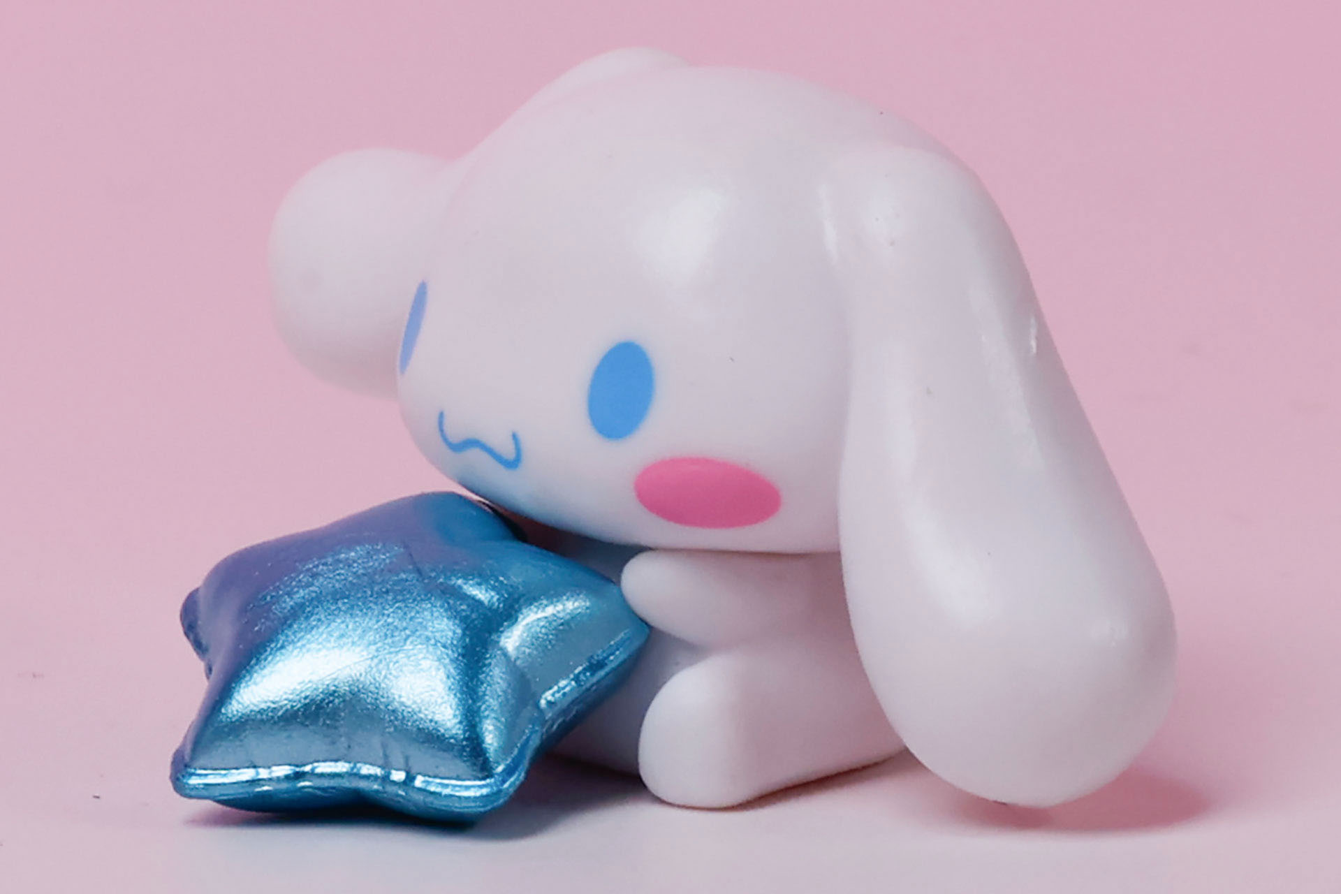 ぺったりと座った姿もかわいらしく見える