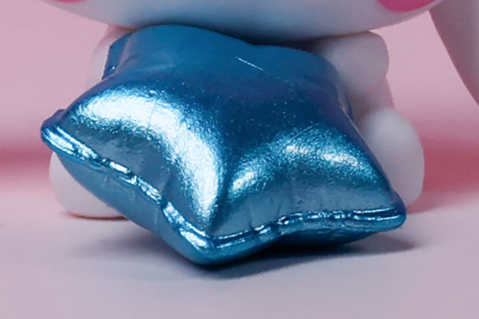 バルーンの生地を縫い合わせたような見た目など、細かく作り混まれている