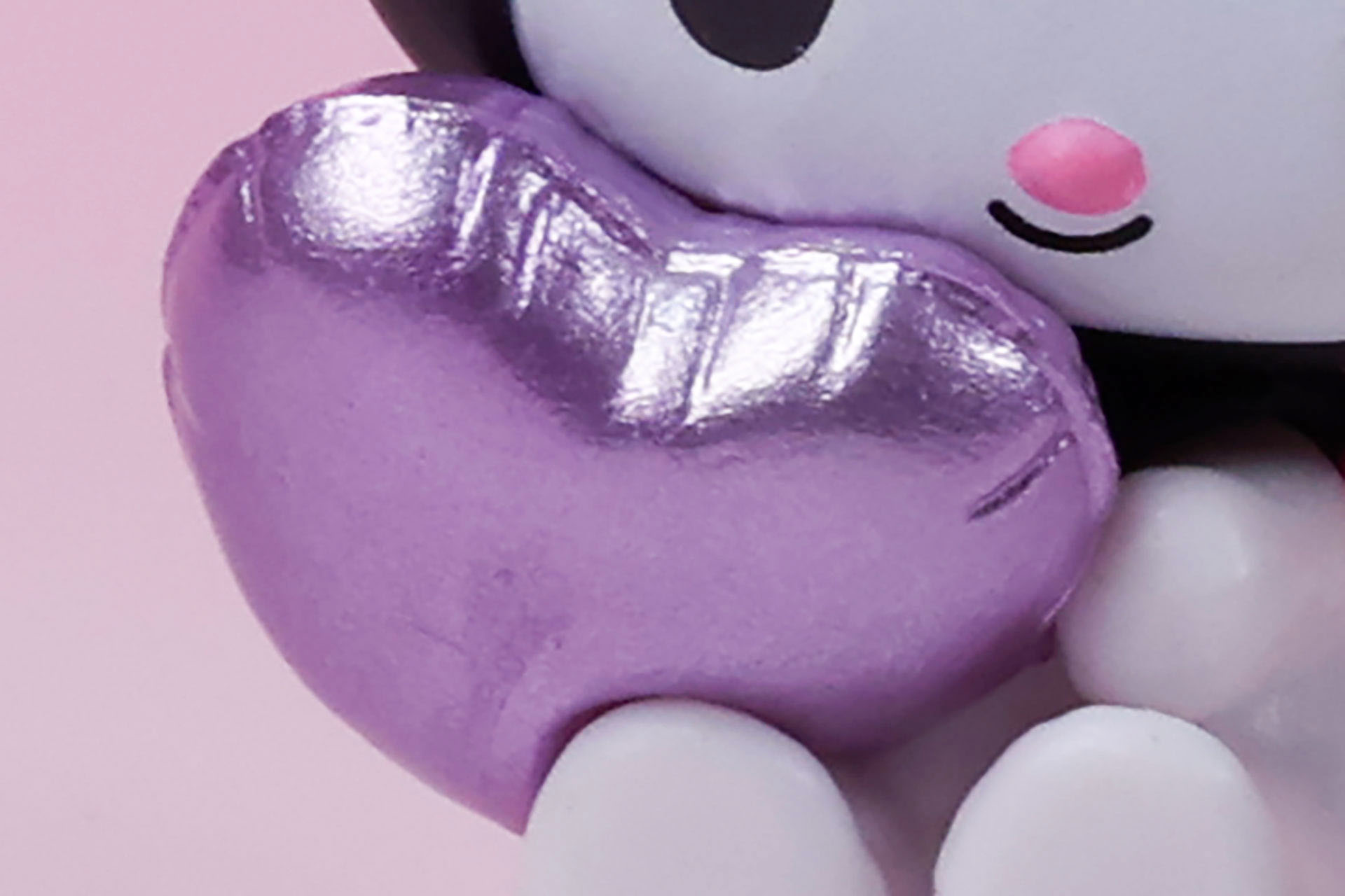 バルーンは紫色のキラキラとしたデザインだ