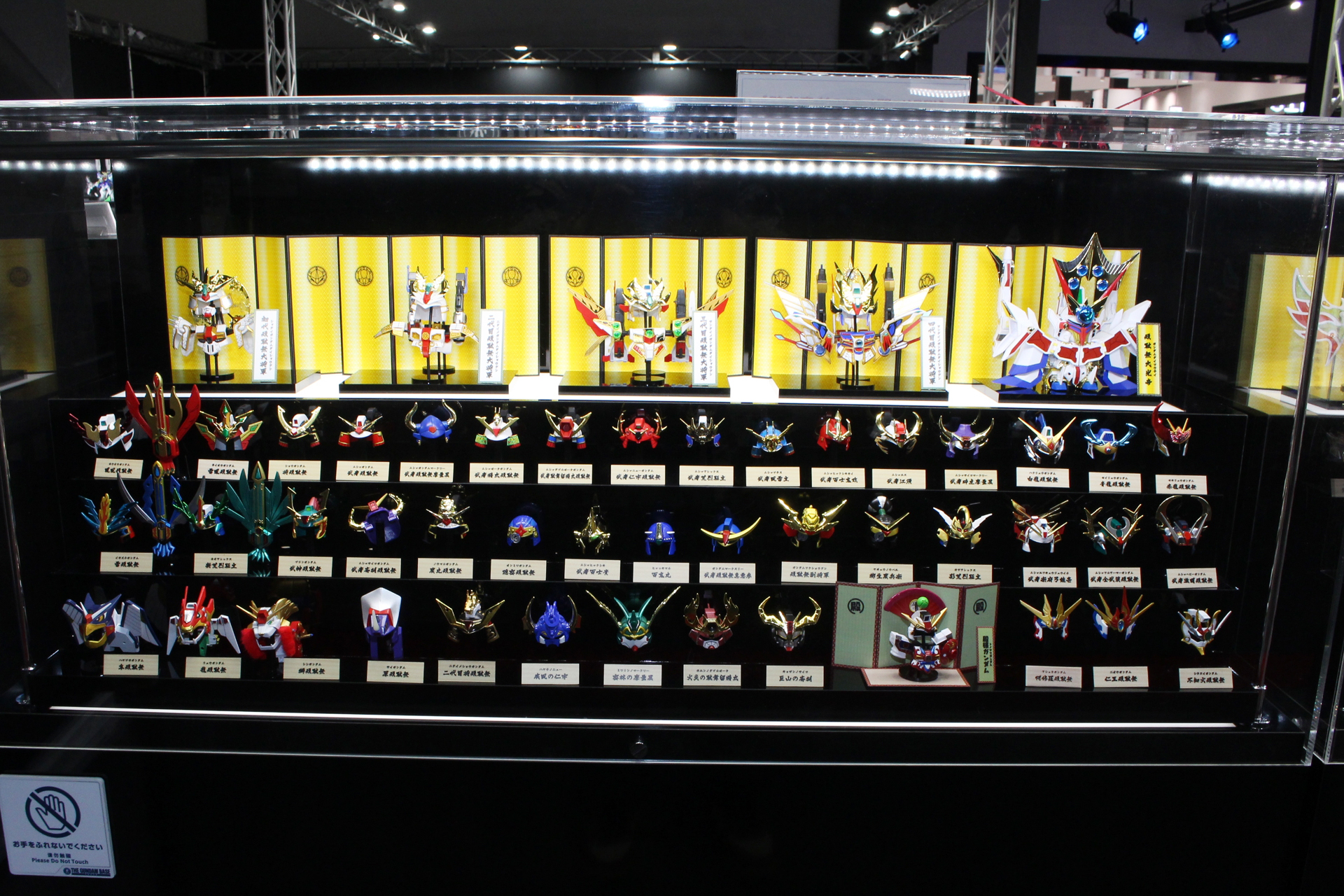 大型アイテムは最上段に屏風とともに展示され、通常アイテムは下の段に飾られている