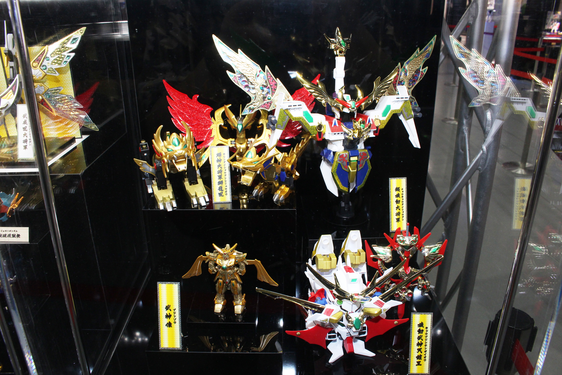 こちらはひな壇ケースには入らない、さらに大型のアイテムが並ぶ