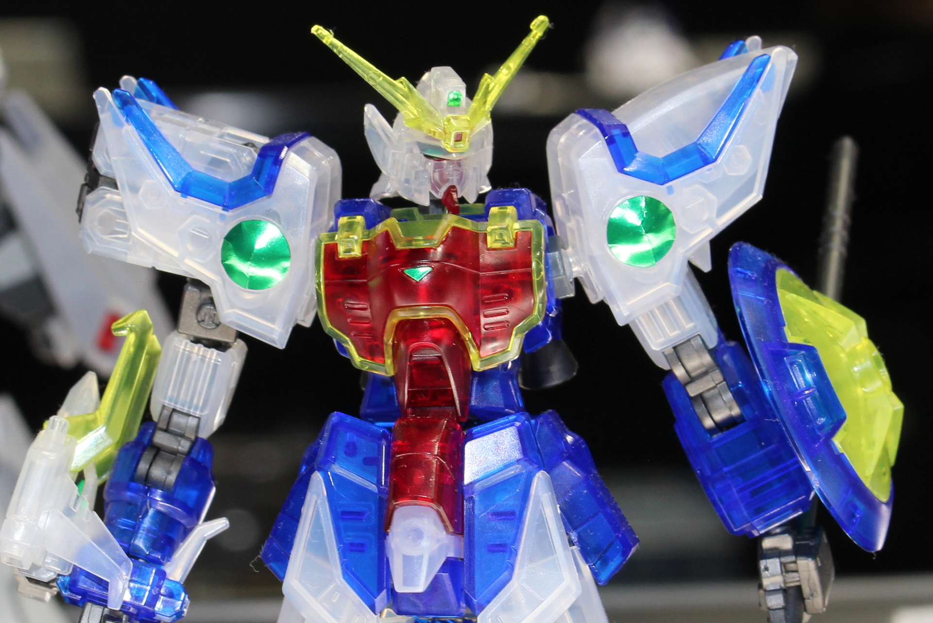 アジアンテイストがデザインに盛り込まれたシェンロンガンダムをクリアパーツで成形