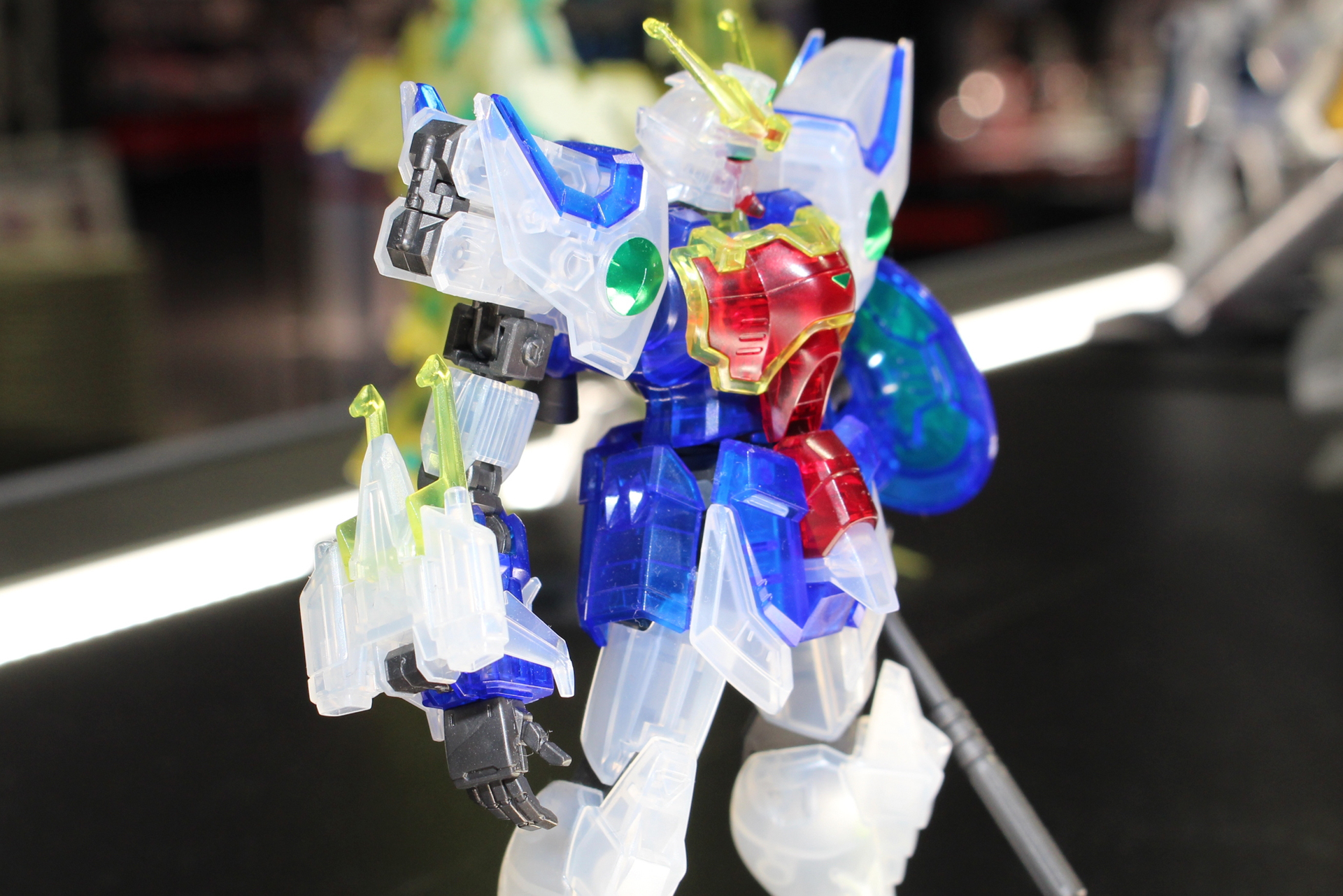 乳白色のカラーがよく似合う。右腕にはドラゴンハングを装備