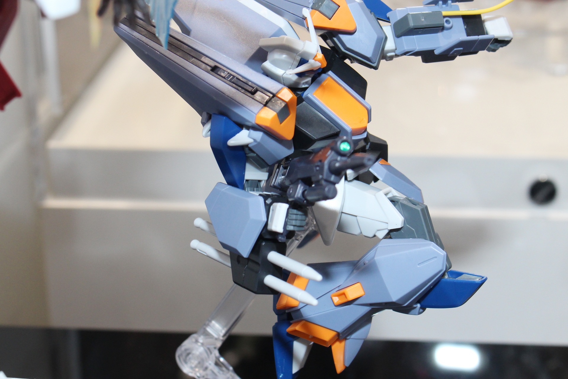 右腕のランサーダートは2本装備している