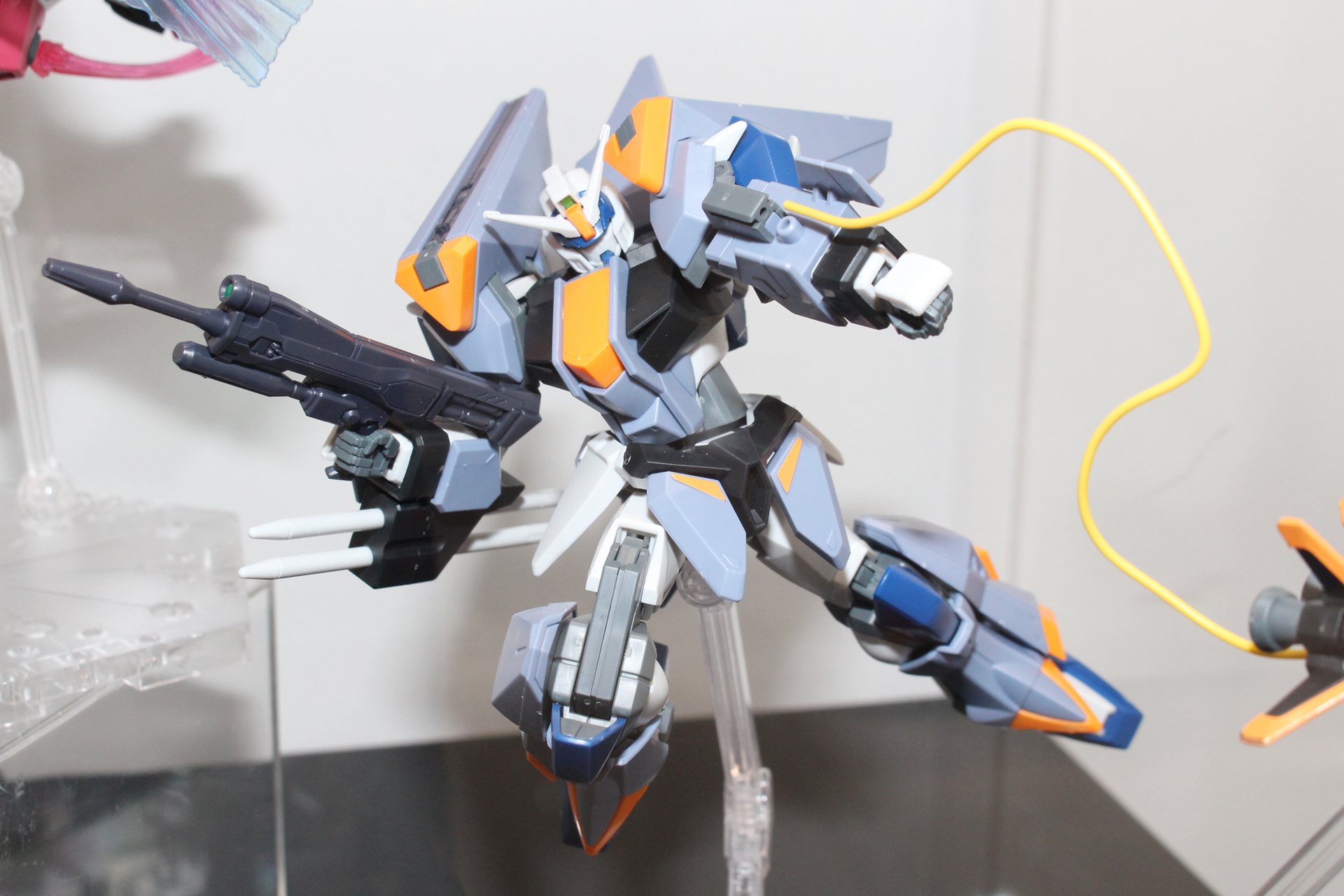 展示では装甲をまとった姿だが、これを取り外すとデュエルガンダムとなる