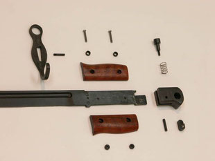 着剣時はカチッと音がするまで差し込み、外すときは左側のボタンを押す