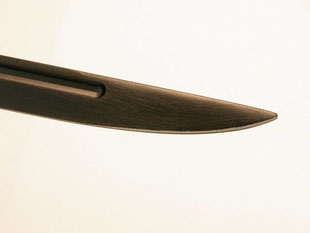 第4ロット（2010年12月発売）から剣身基部に真鍮板を埋め込み強くしている。刃の方は安全のため従来どおりとなっている