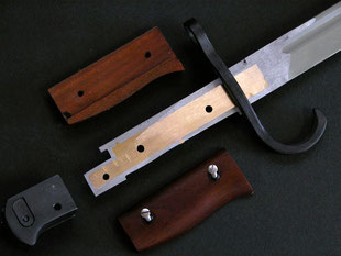 第4ロット（2010年12月発売）から剣身基部に真鍮板を埋め込み強くしている。刃の方は安全のため従来どおりとなっている