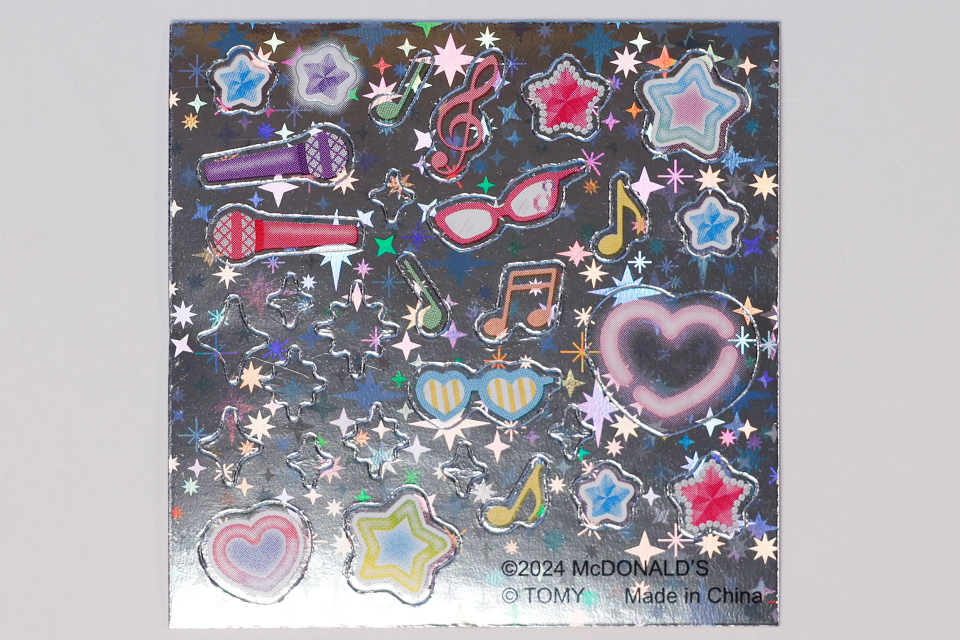 キラキラしたデコレーションシールも付属しており、貼ってアレンジを楽しむこともできる