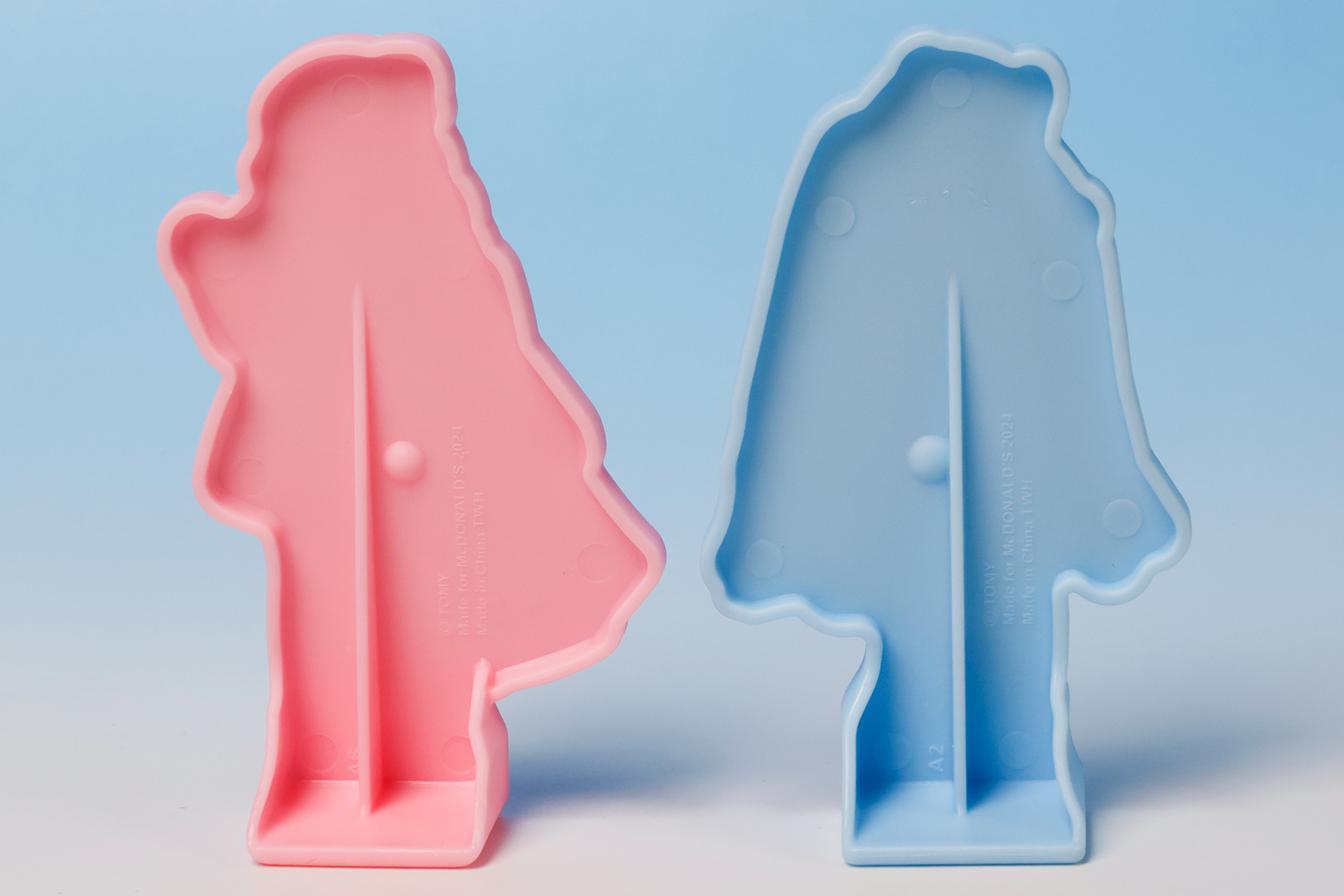 リカちゃんやつばさちゃんは、人形ではなくスタンド型のおもちゃだ