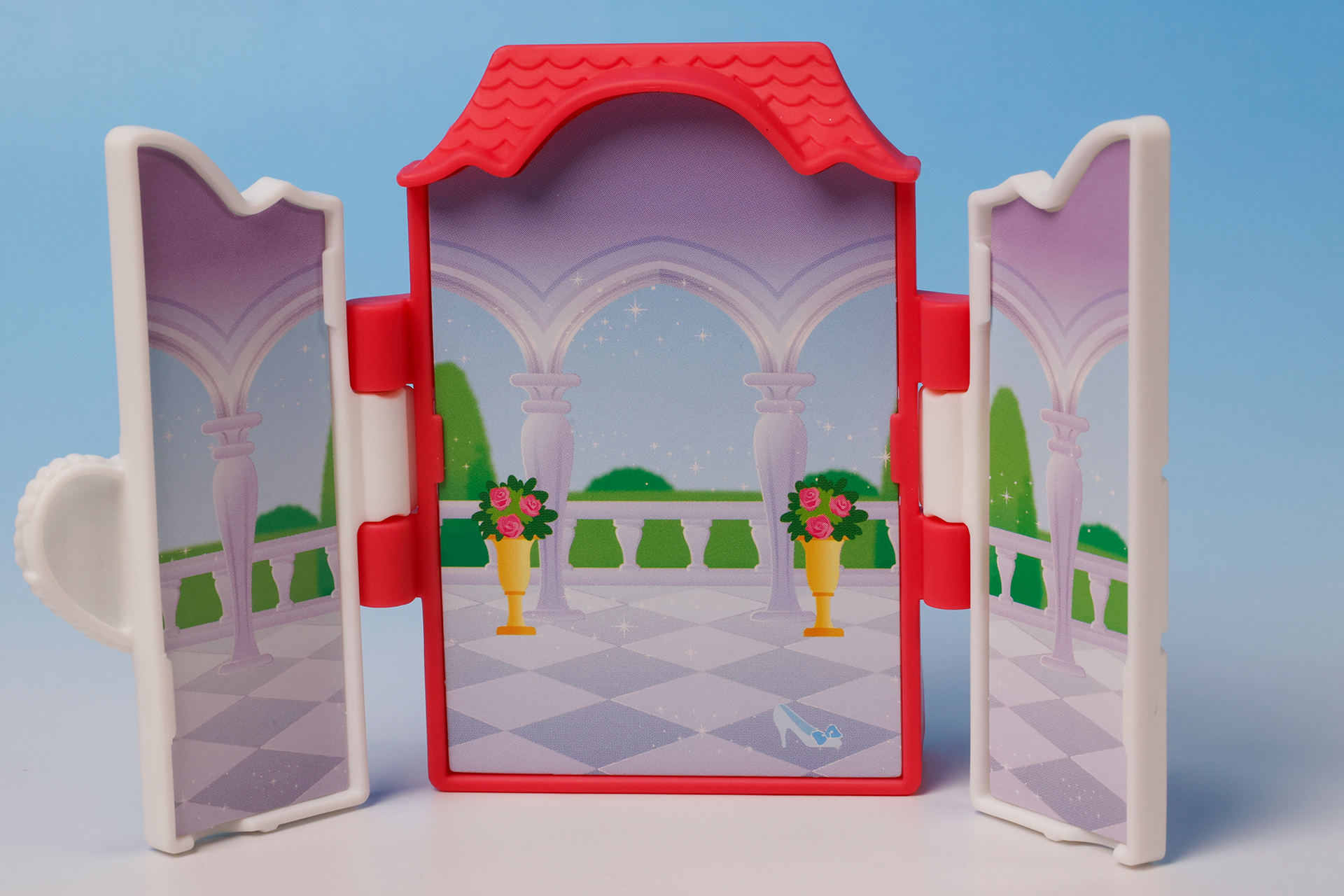 シンデレラをモチーフにしたようなガラスの靴が落ちている