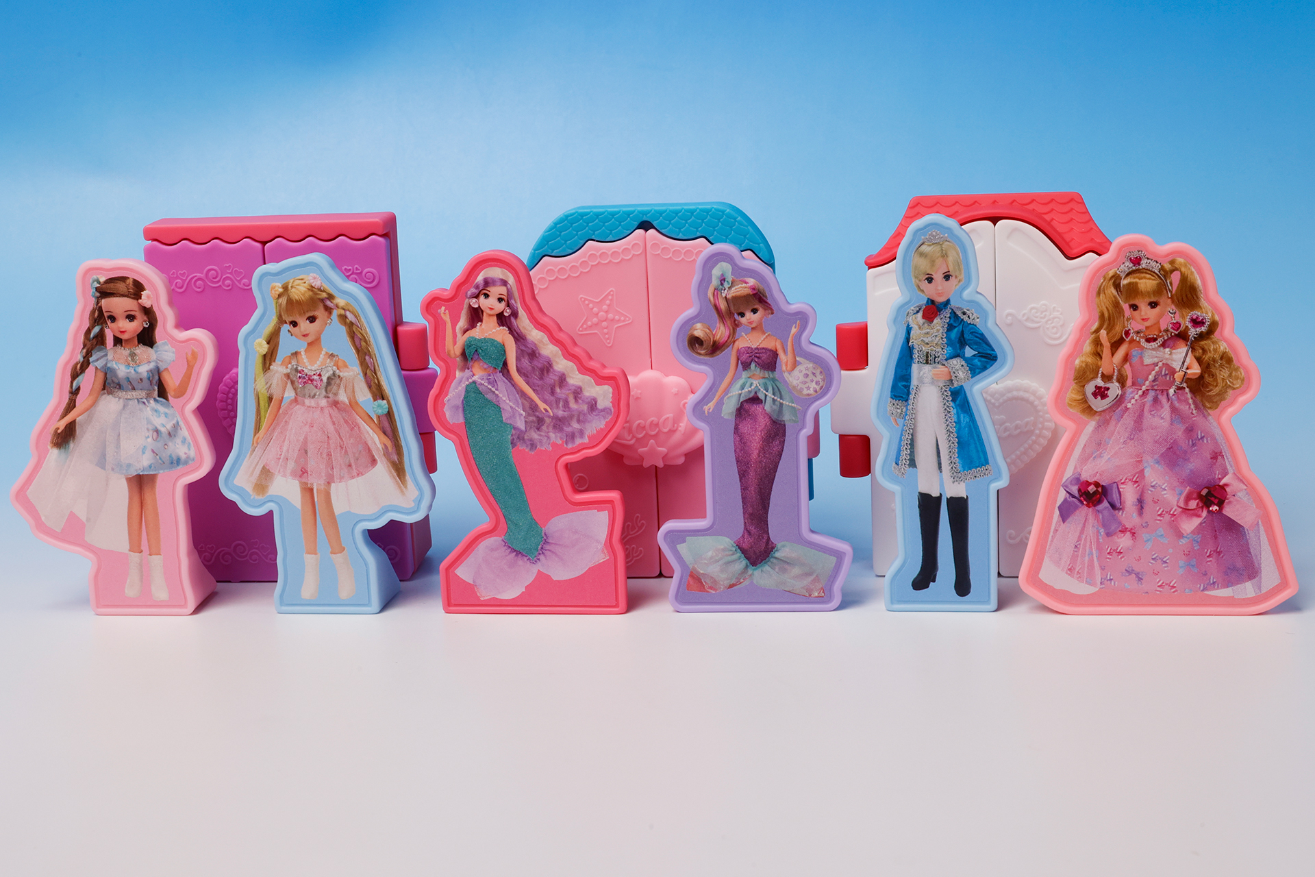 こちらが第1弾（6月14日～6月20日）のハッピーセット「リカちゃん」に登場するおもちゃ。写真左から「リカちゃん キラメキアイドルステージ」、「リカちゃん シャイニーパールマーメイド」、「リカちゃん ドリーミープリンセスキャッスル」