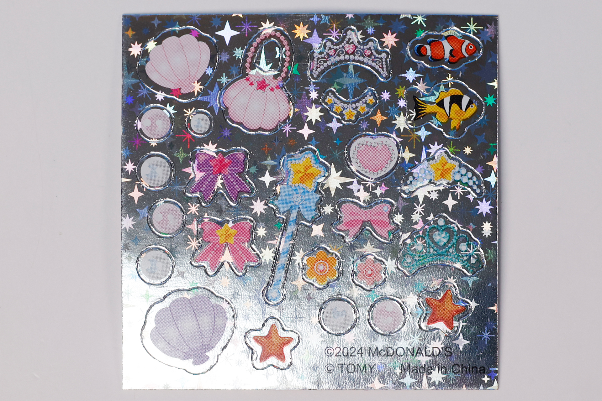 デコレーション用のシールは、背景スタンドの扉の中に入れられている