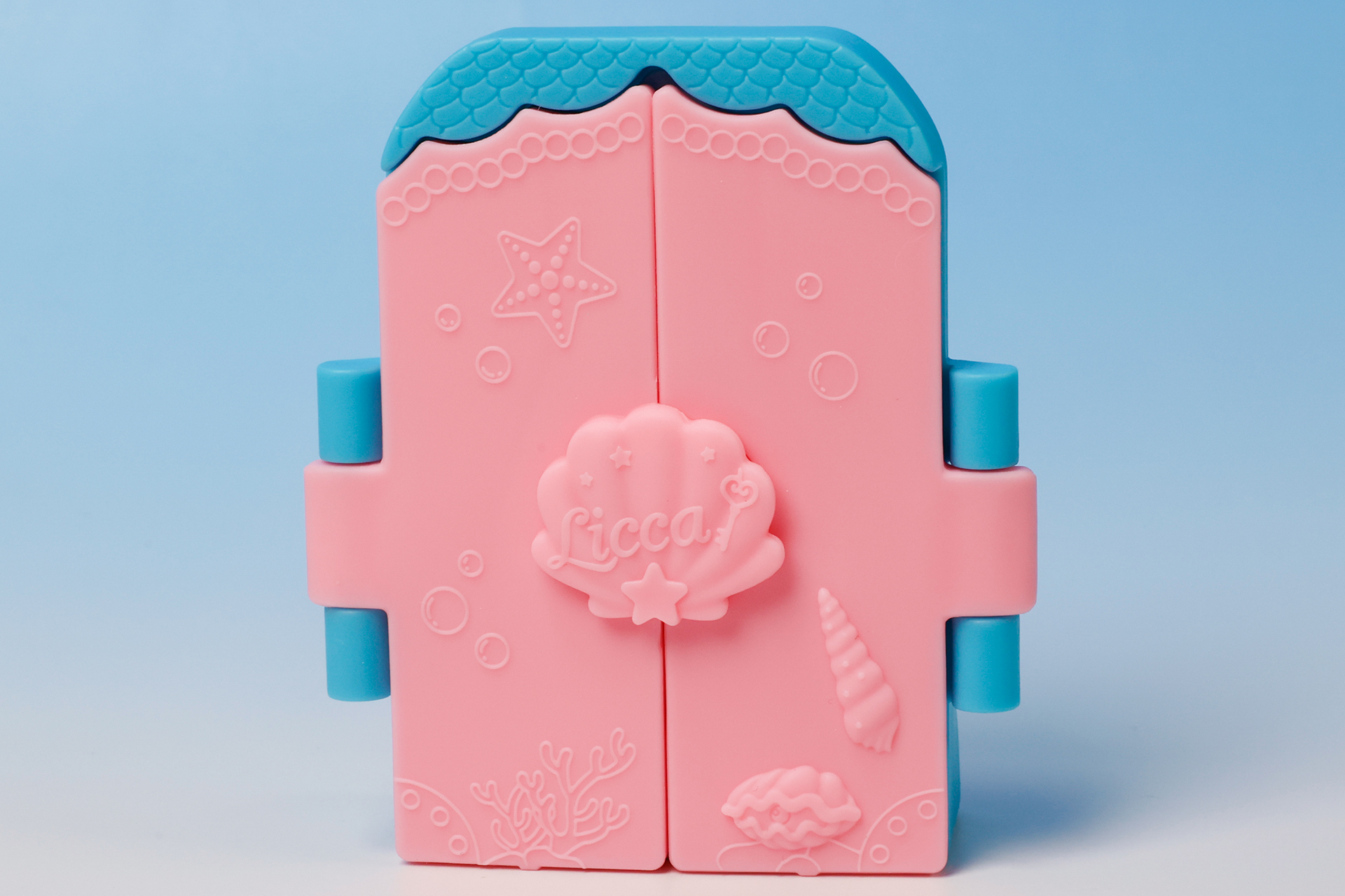 背景スタンドの扉は、貝がモチーフになっている