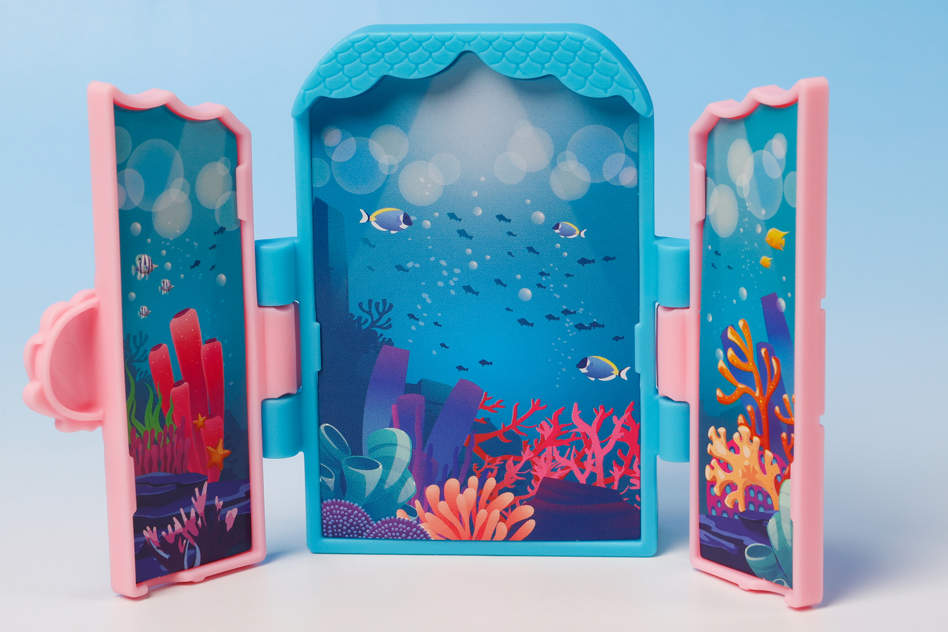 背景スタンドの扉を開けると、海の中の世界が広がっていく