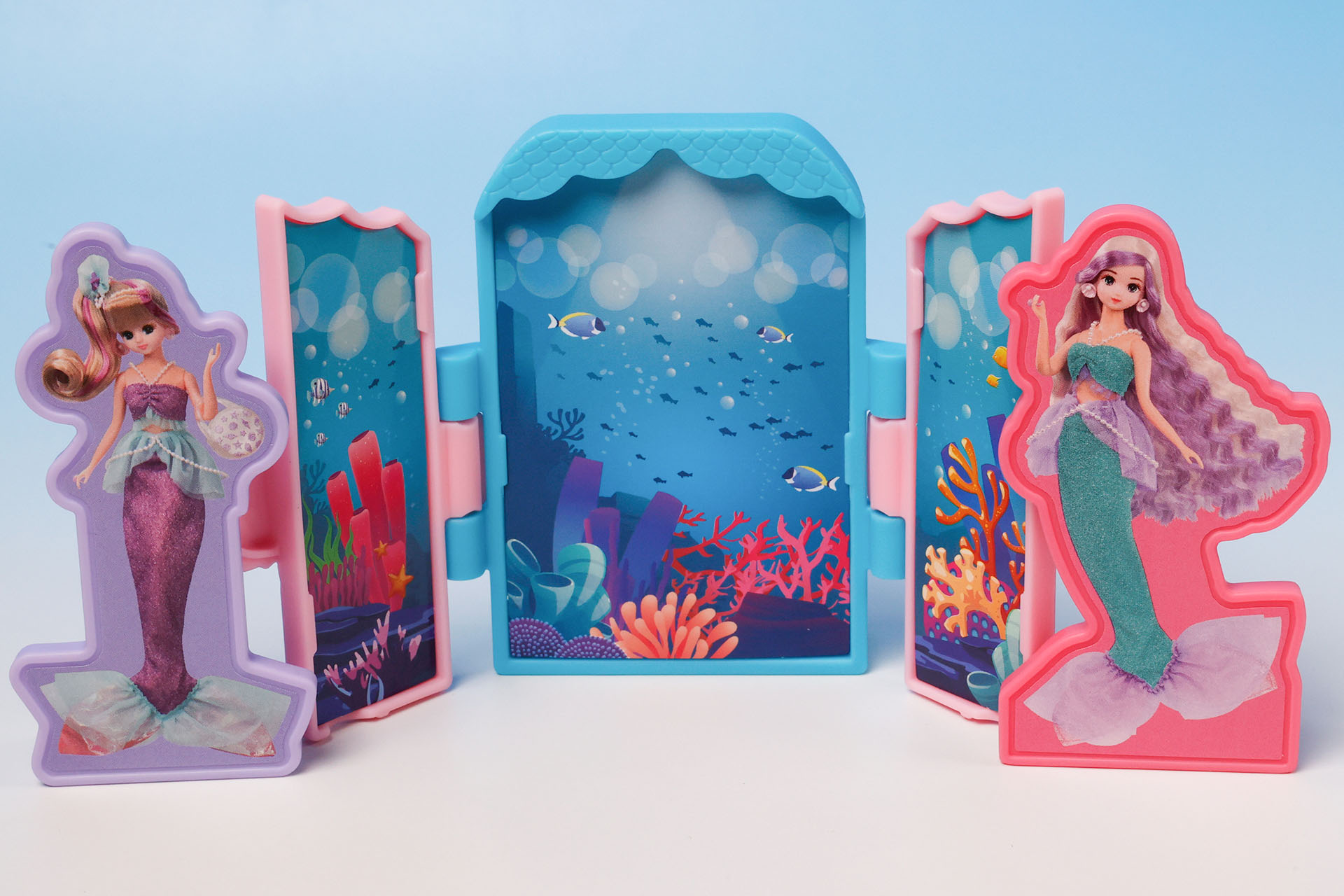 リカちゃんたちを一緒に並べると華やかさが増して見える