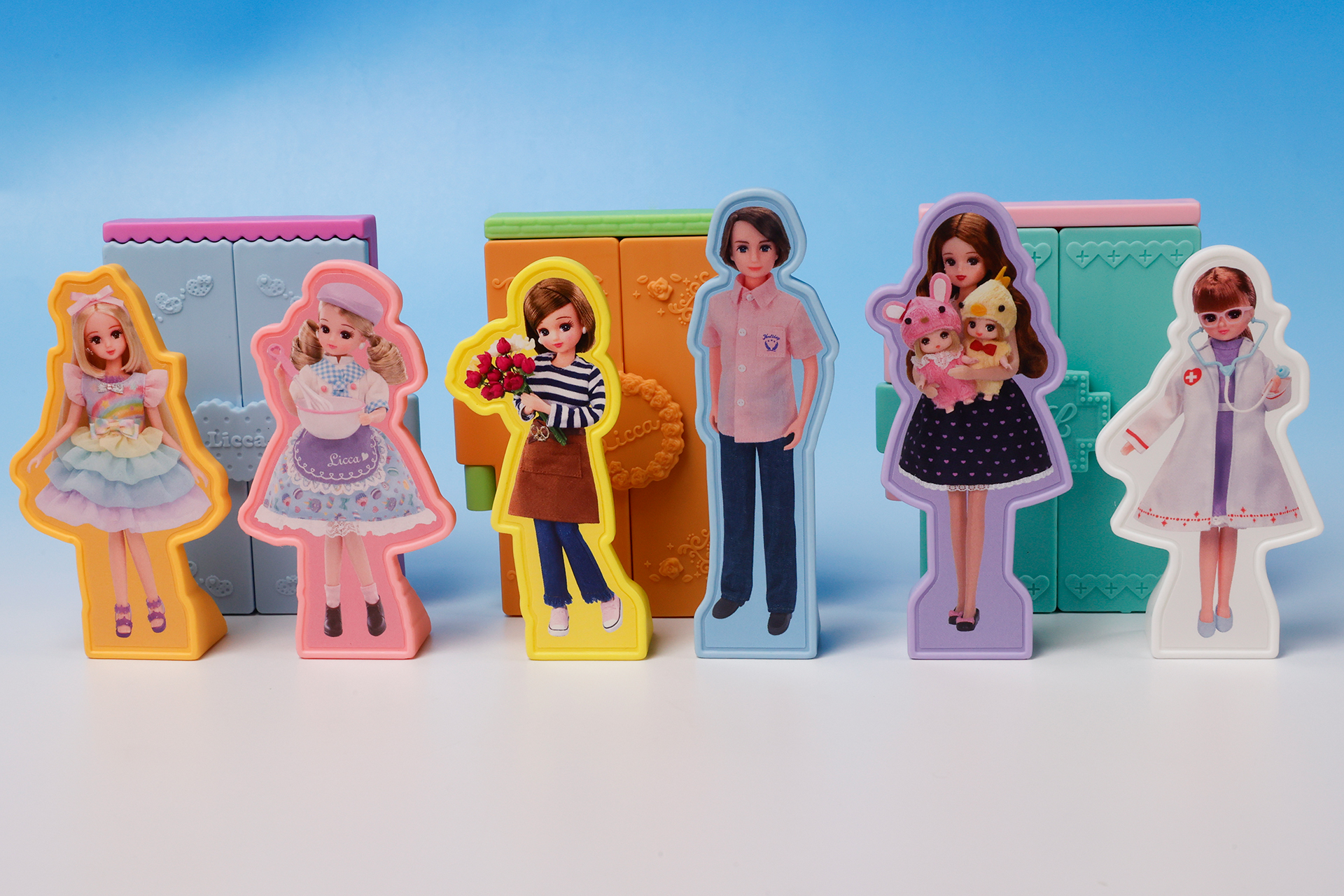 こちらが第2弾（6月21日～6月27日）のハッピーセット「リカちゃん」に登場するおもちゃ。写真左から「リカちゃん あこがれのカフェパティシエ」、「リカちゃん すてきなお花やさん」、「リカちゃん やさしいドクタークリニック」