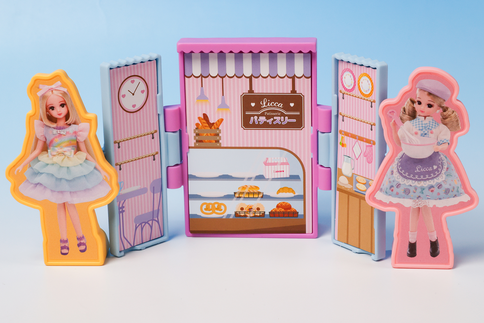 リカちゃんたちのスタンドを立てると、一気にお店の雰囲気が広がっていく