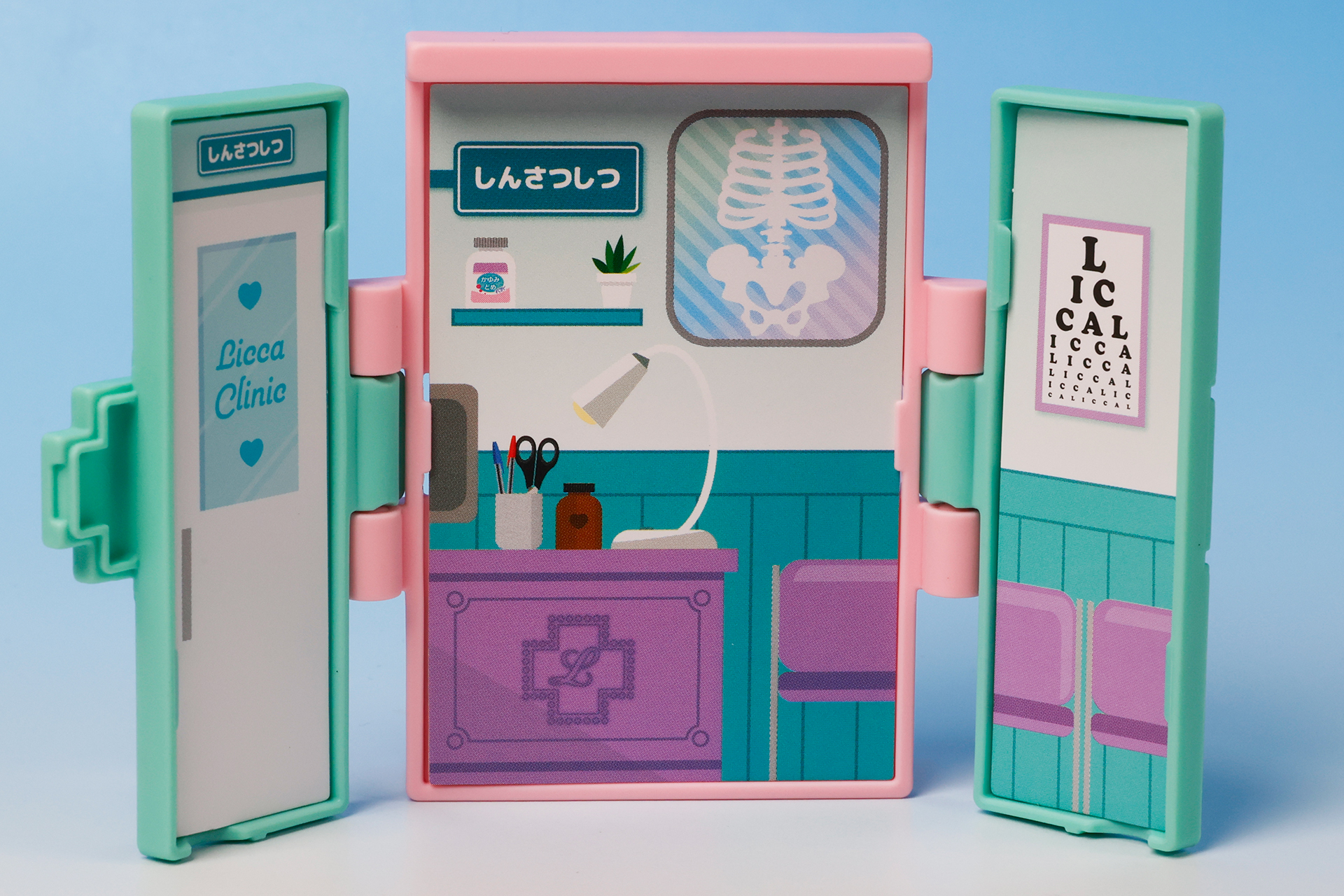 背景スタンドの扉を開けると、診察室の様子が再現されている