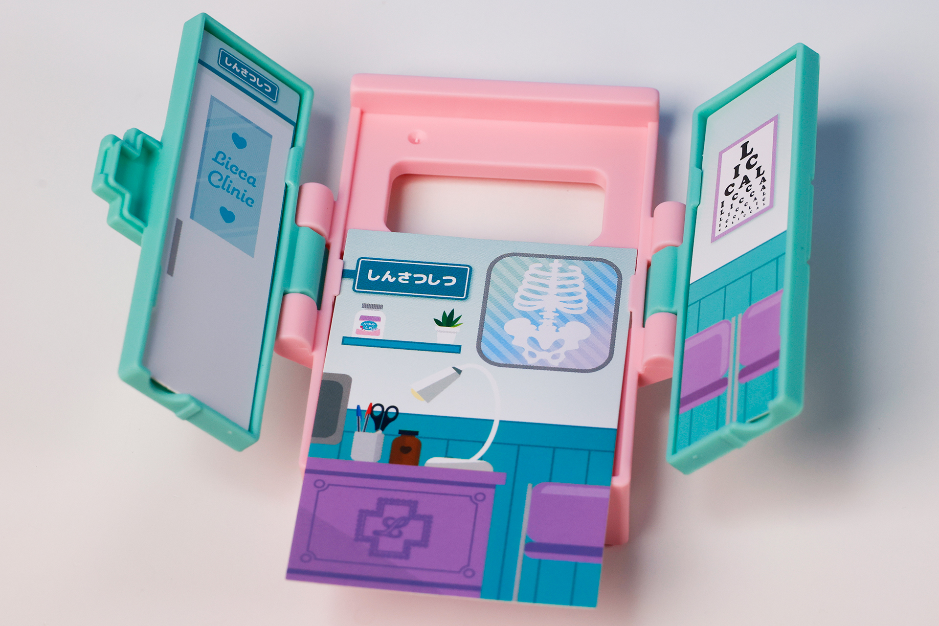 カードは裏表入れ替えることで異なるシーンが再現できる