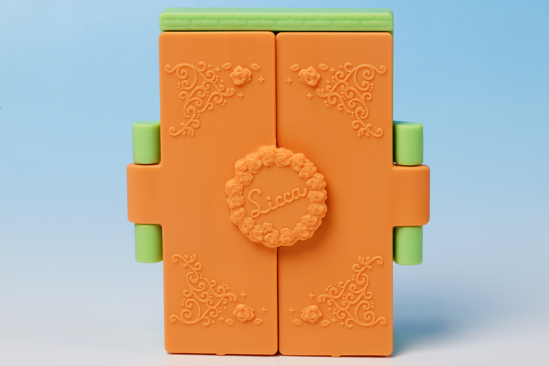 背景スタンドの扉にも花があしらわれている