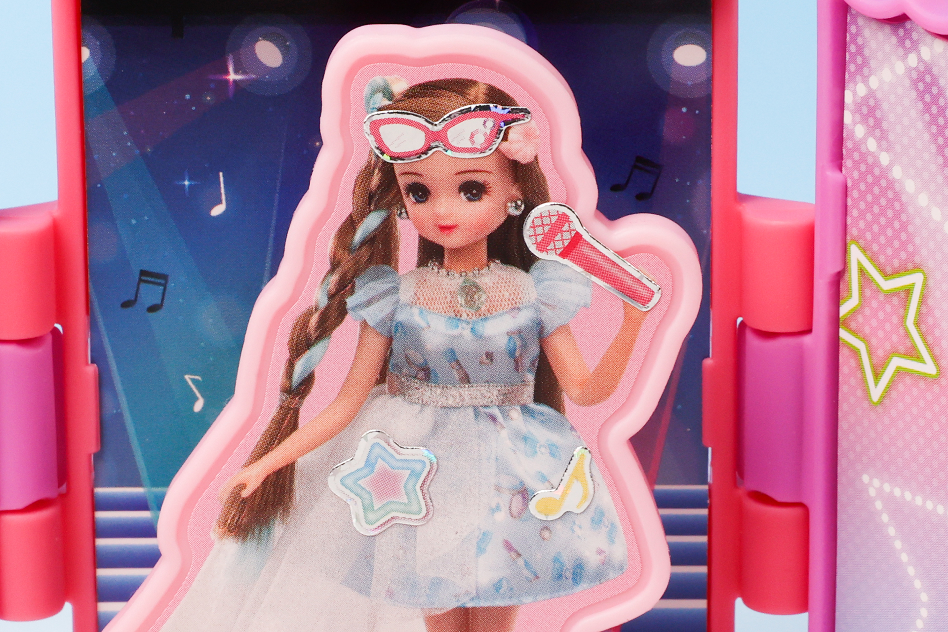 着替えはできないが、付属のシールでいろいろとアレンジを楽しむことは可能だ