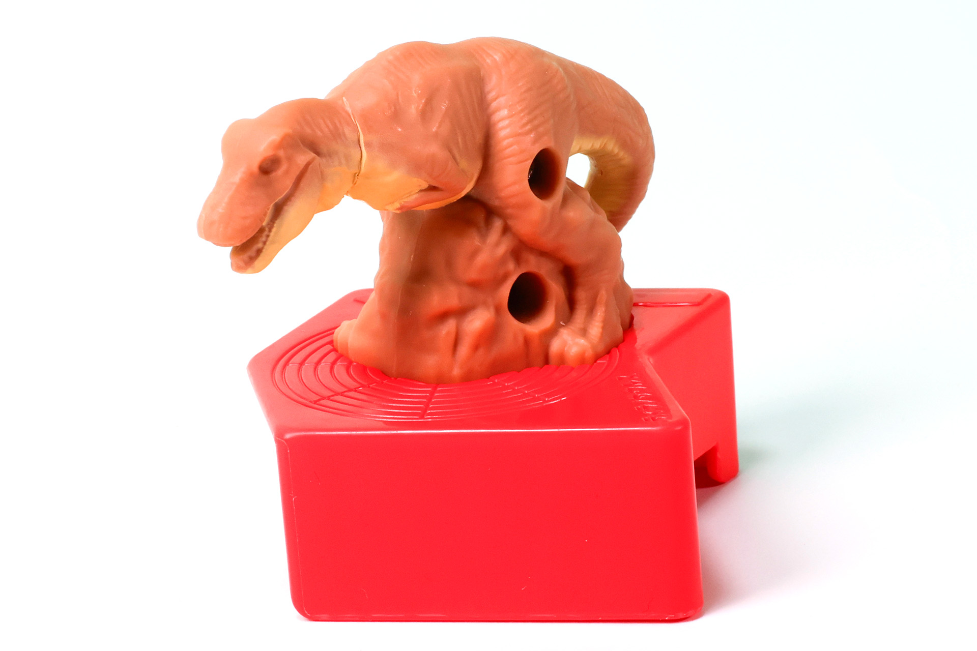 台座部分は赤くなっている