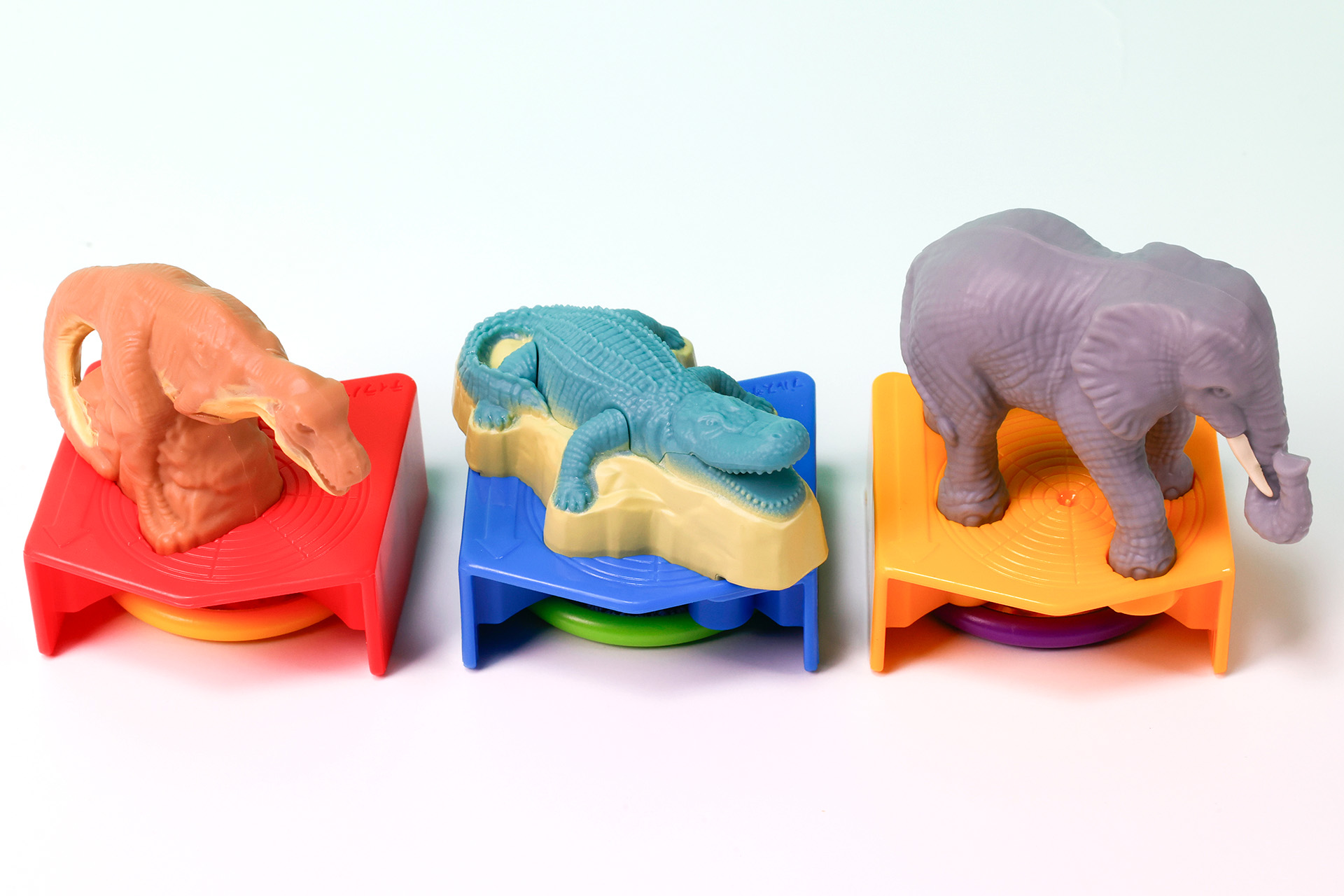 こちらが第1弾（6月14日～6月20日）のハッピーセット「最強王図鑑」に登場するおもちゃ。写真左から「ティラノサウルス」、「プルスサウルス」、「アフリカゾウ」