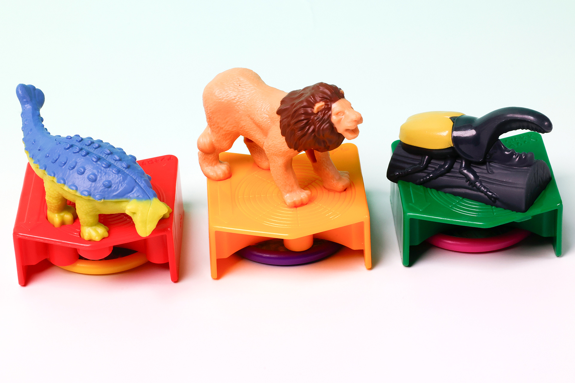 こちらが第2弾（6月21日～6月27日）のハッピーセット「最強王図鑑」に登場するおもちゃ。写真左から「アンキロサウルス」、「ライオン」、「ヘラクレスオオカブト」