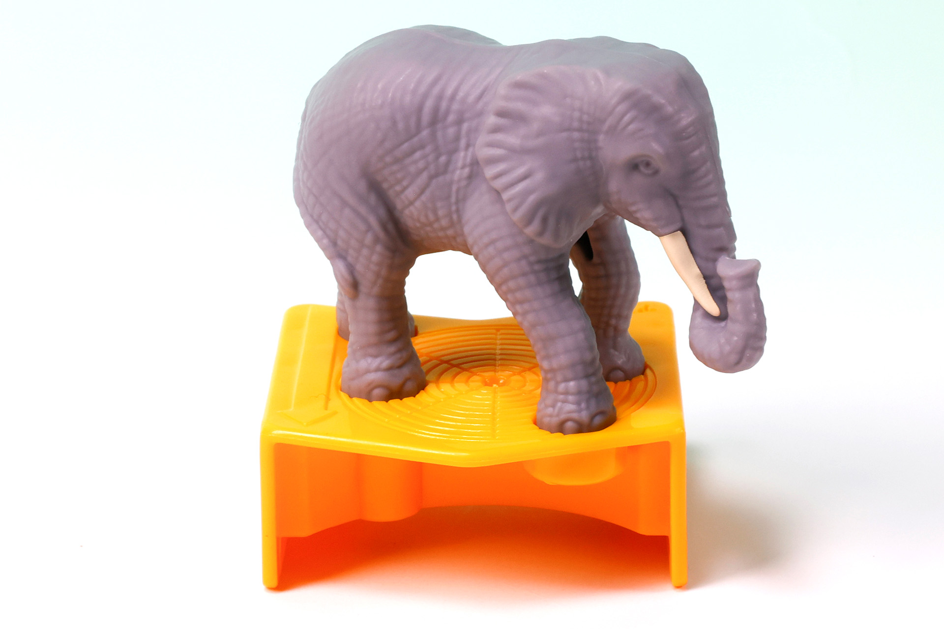 小さいながらもアフリカゾウらしいフォルムが再現されている