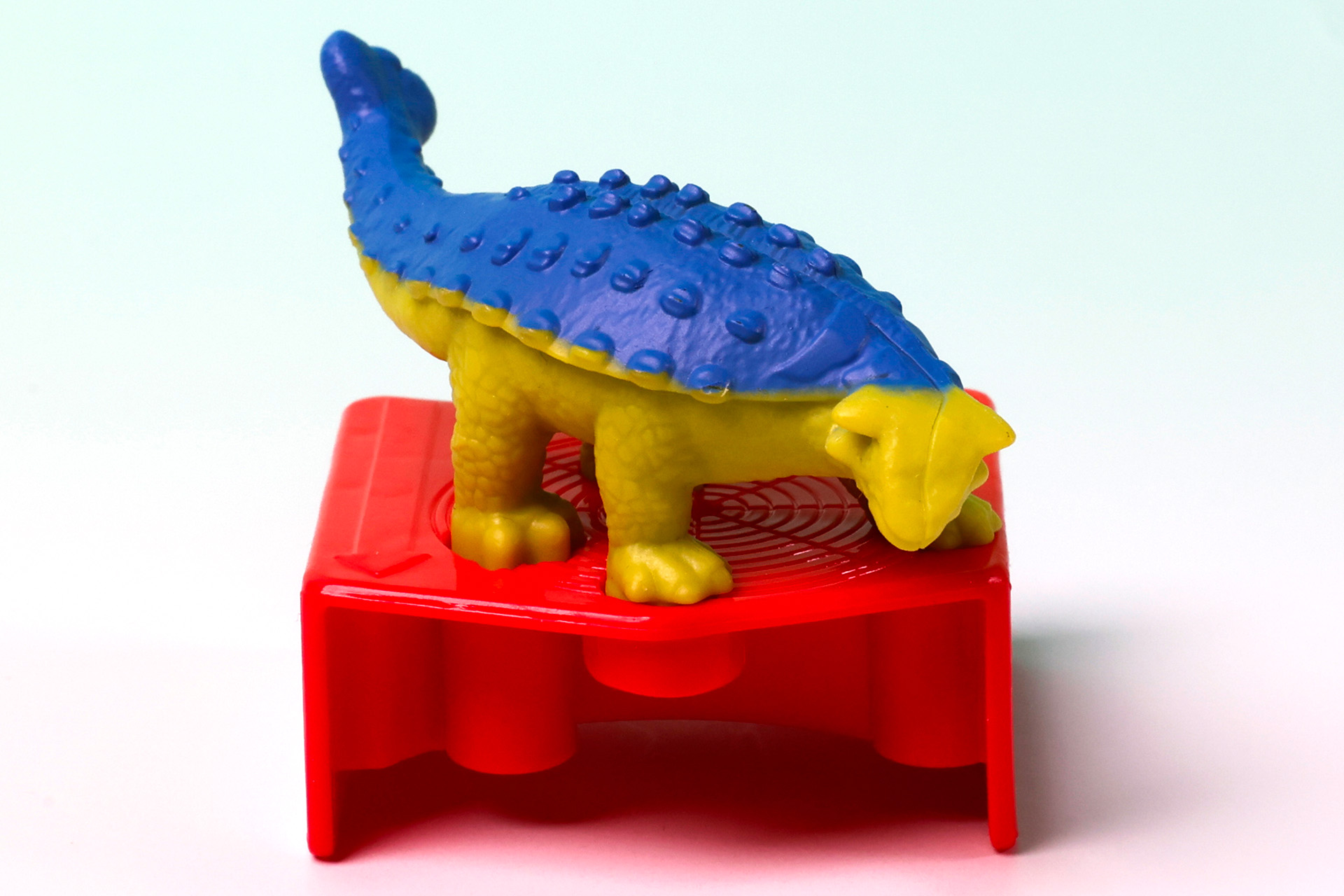 カラーリングは青と黄色のツートンにアレンジされている