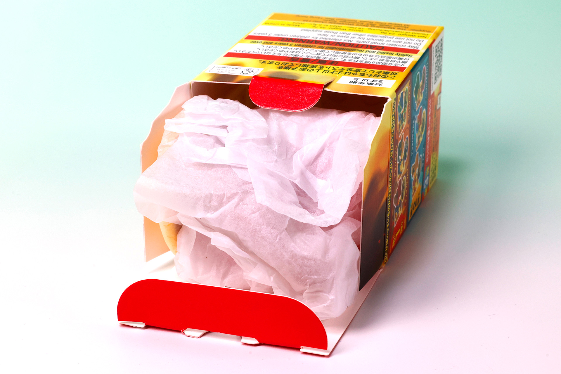 箱の中には、キレイに包装されたおもちゃが入れられている