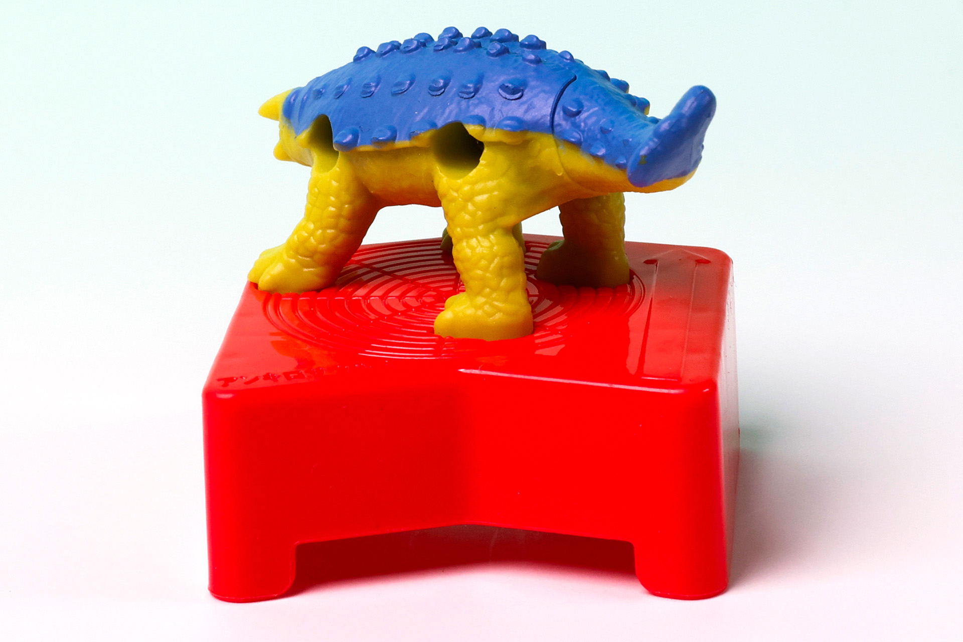 体の横から足が伸びている爬虫類とは異なり、恐竜は足が真下に伸びている。その違いがこのフィギュアでも確認できる