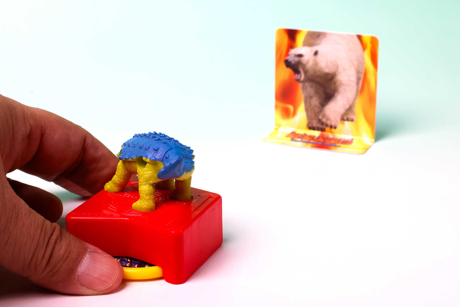 しっかりとホッキョクグマに狙いを定めて……！