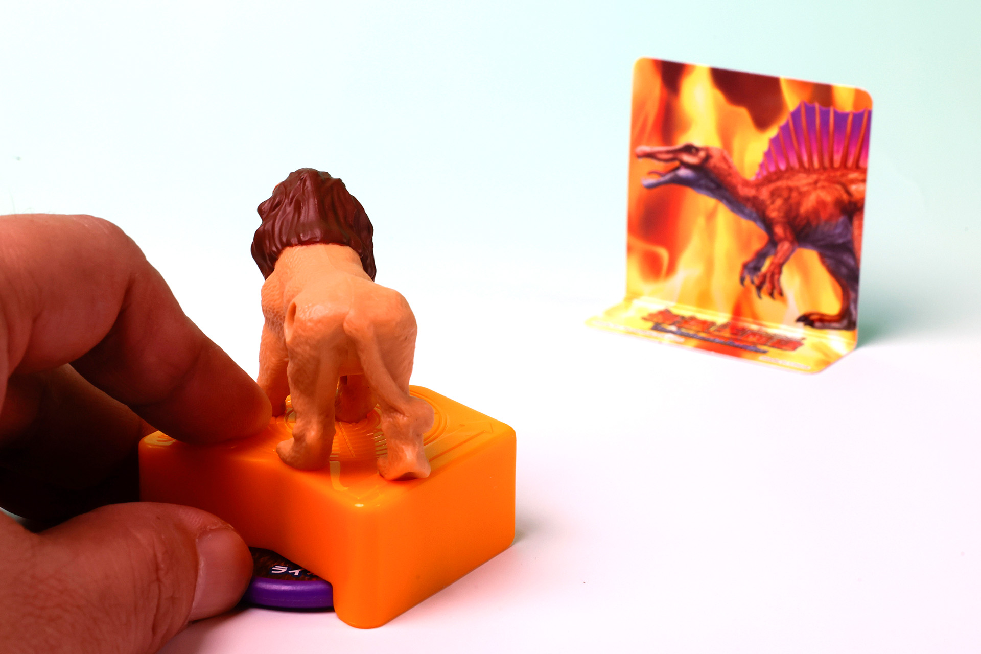 スピノサウルス目がけて、ディスクを押し出せ！