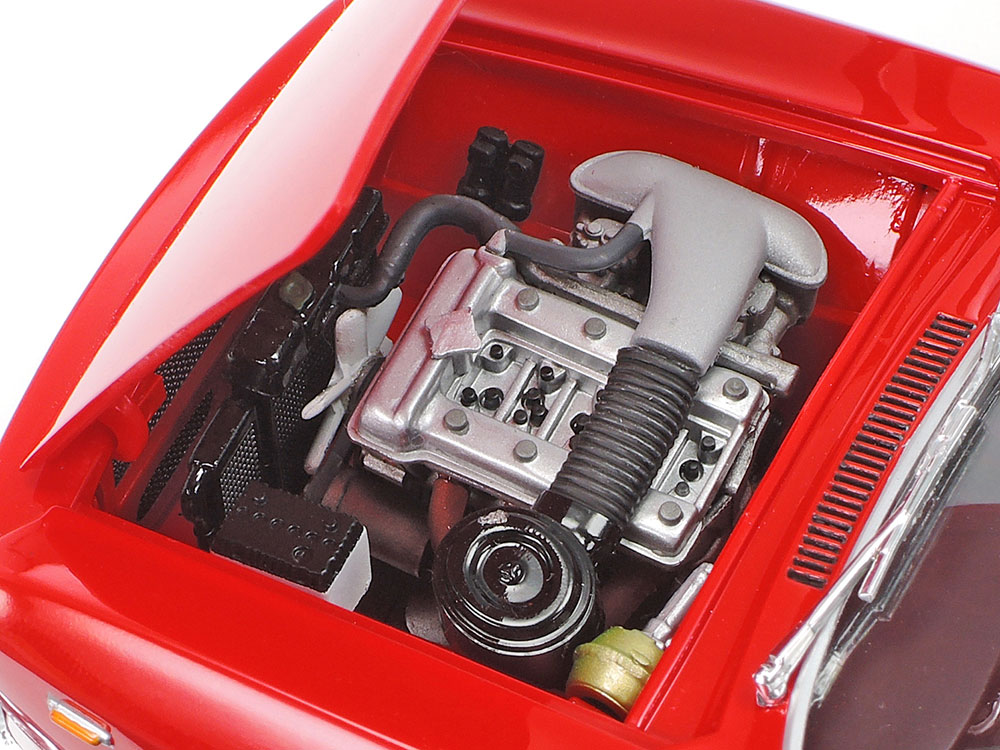 開閉式ボンネットの内部にはGTA用に改良された133馬力を発揮する4気筒DOHCエンジンを精密に再現。