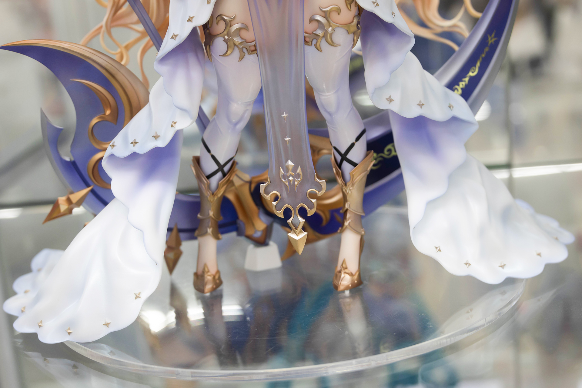 あまり目立たないが、背面側にかなり大きめの武器を持っている