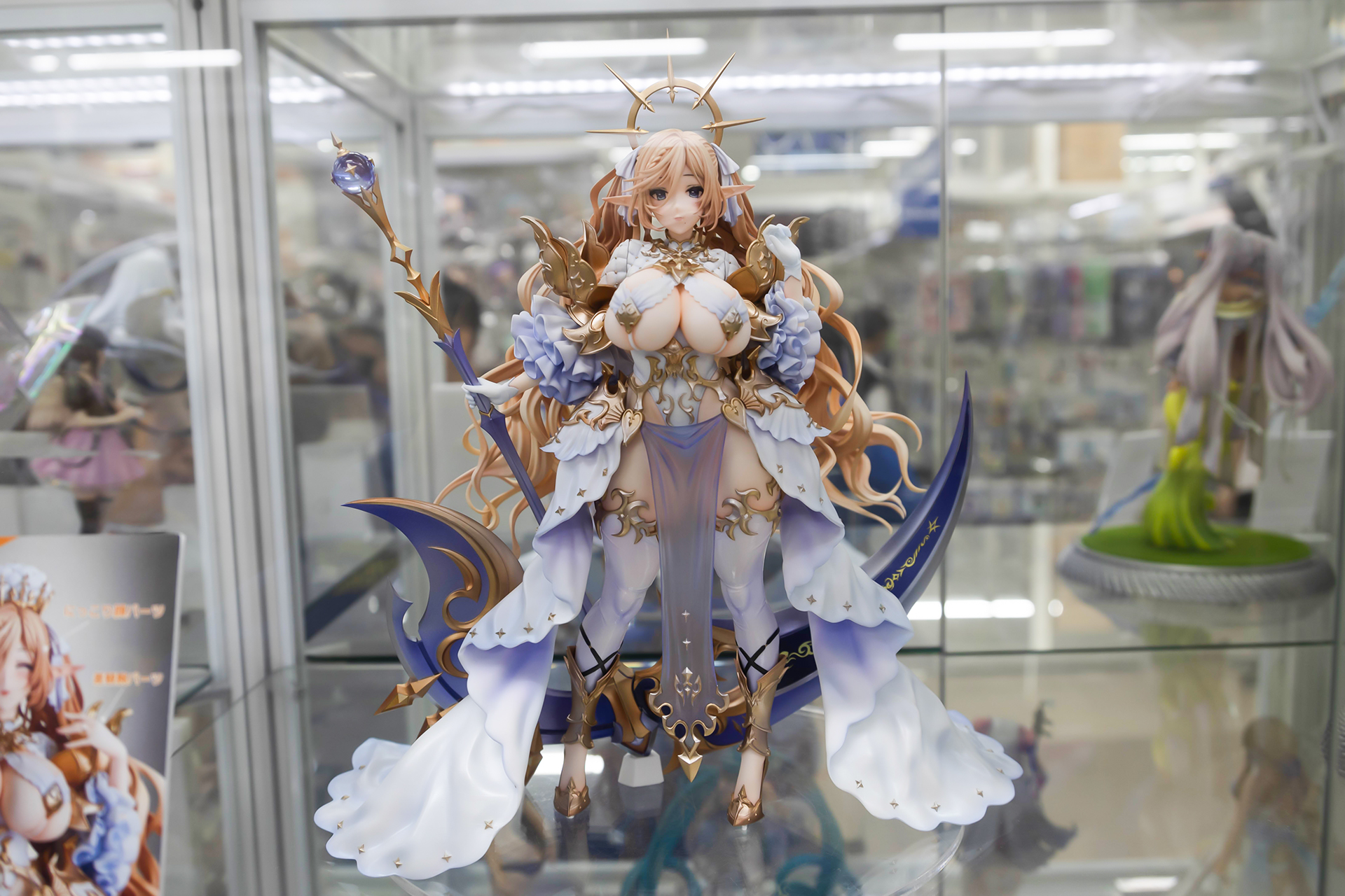 フィギュアの素材はPVCとABSで、全高は約320mmだ