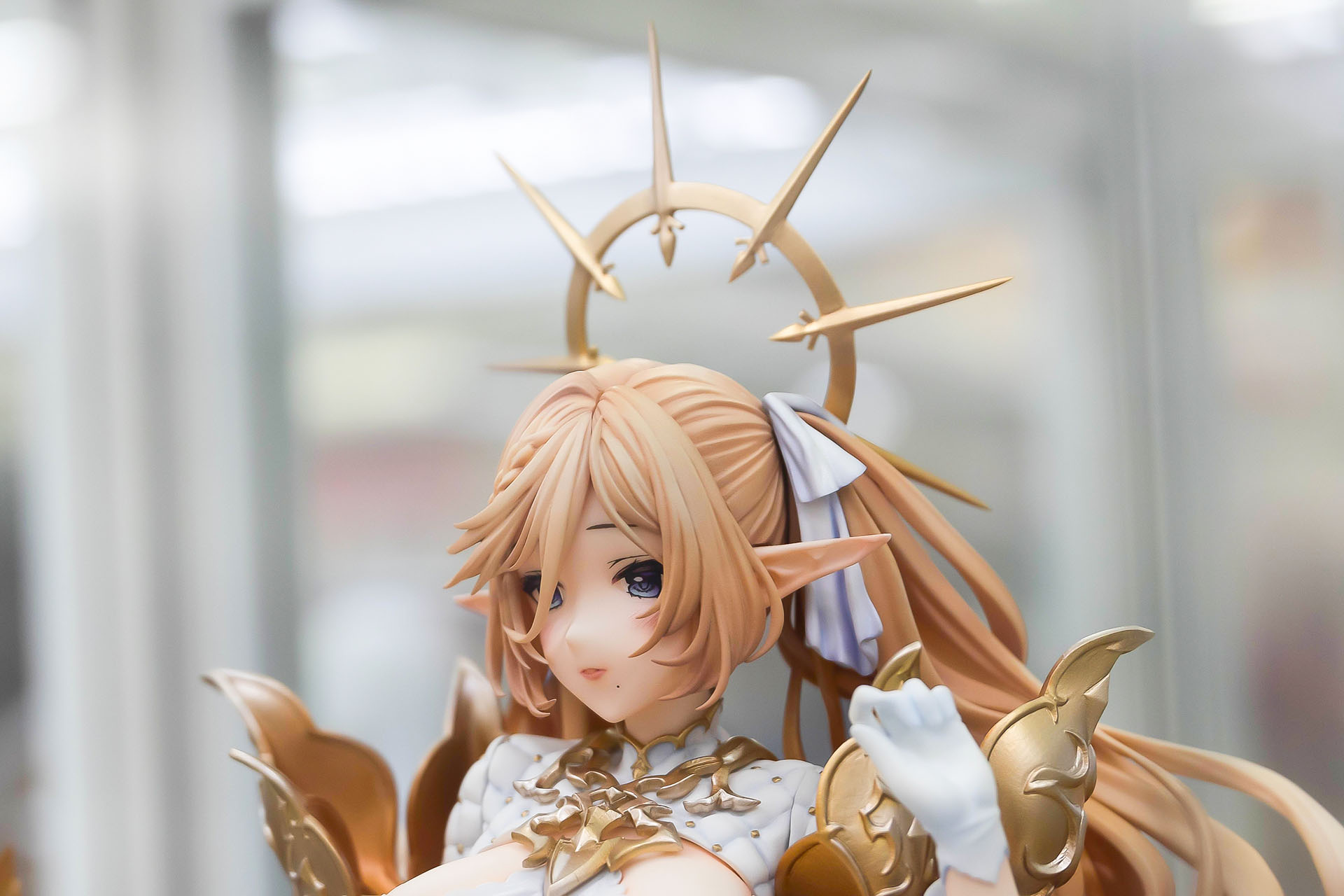 頭に付けたアクセサリーも神々しい